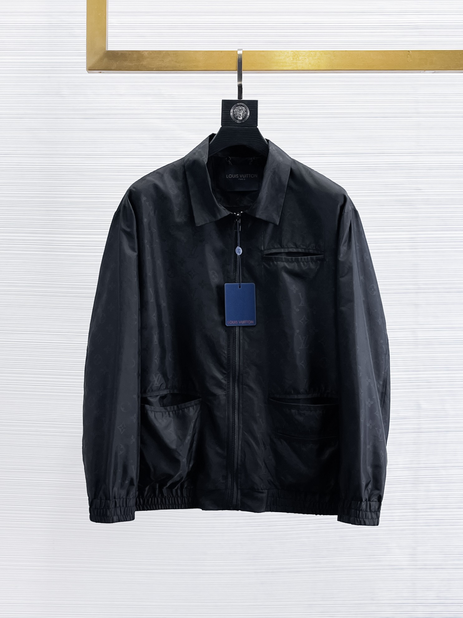 NO:869174,Same style as on LV official website, on sale in advance!  2026ss new spring men's jackets, original high-end version with three standards!  With hidden hood, custom-made fabrics at the counter, highly breathable and comfortable, impeccable details, brand element design concept, reflecting high quality. It feels delicate and soft!  It presents a casual cut and the upper body shape is awesome!  Size M～3XL, maximum wear is 195kg.,,louis vuitton,jackets & coats,jackets & coats,hats,19860909LV 官网同款,提前发售！2026ss开春新款男士夹克外套,原单三标齐全高端版本！带隐藏帽,专柜定制面料 透气舒适度高,细节无可挑剔,品牌元素设计理念,体现高品质.手感细腻柔软！呈现休闲裁剪,上身版型超赞！码数M～3XL,最大穿195斤.,,louis vuitton,jackets & coats,jackets & coats,hats,,Men's clothing