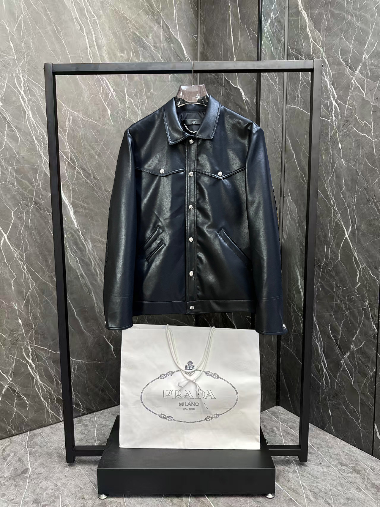 NO:137356,Croxin's official website has the same style, complete three standards, and is available in advance. 2025ss Spring New Men's Leather Jacket Jacket, original three standards, high-end version, customized counter fabric, breathable and comfortable, impeccable details, brand element design concept, reflecting high quality. The feel is delicate and soft, presents casual cut, and the upper body style is superb. The number of sizes M~3XL, maximum wear 195 catties, chrome hearts, jackets & coats, jackets & coats, leather jacket, alexander wang19860909克罗心 官网同款,三标齐全,提前发售 2025ss开春新款男士皮衣夹克外套,原单三标齐全高端版本 专柜定制面料 透气舒适度高,细节无可挑剔,品牌元素设计理念,体现高品质.手感细腻柔软 呈现休闲裁剪,上身版型超赞 码数M～3XL,最大穿195斤,,chrome hearts,jackets & coats,jackets & coats,leather jacket,alexander wang,Men's clothing