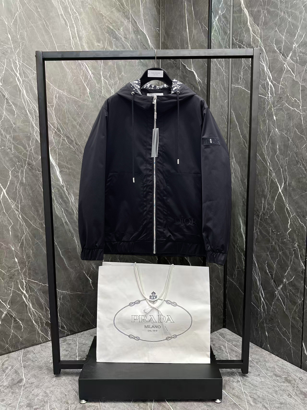 NO:137358,Dior's official website has the same style, complete three standards, and is released in advance. 2025ss Spring New Men's Jacket Jacket, original single three standards, high-end version, customized counter fabric, breathable and comfortable, impeccable details, brand element design concept, reflecting high quality. The feel is delicate and soft, presents casual cut, and the upper body style is superb. The number of sizes M~3XL, maximum wear 195 kilograms, dior, jackets & coats, jackets & coats, alexander wang19860909迪奥 官网同款,三标齐全,提前发售 2025ss开春新款男士夹克外套,原单三标齐全高端版本 专柜定制面料 透气舒适度高,细节无可挑剔,品牌元素设计理念,体现高品质.手感细腻柔软 呈现休闲裁剪,上身版型超赞 码数M～3XL,最大穿195斤,,dior,jackets & coats,jackets & coats,alexander wang,Men's clothing
