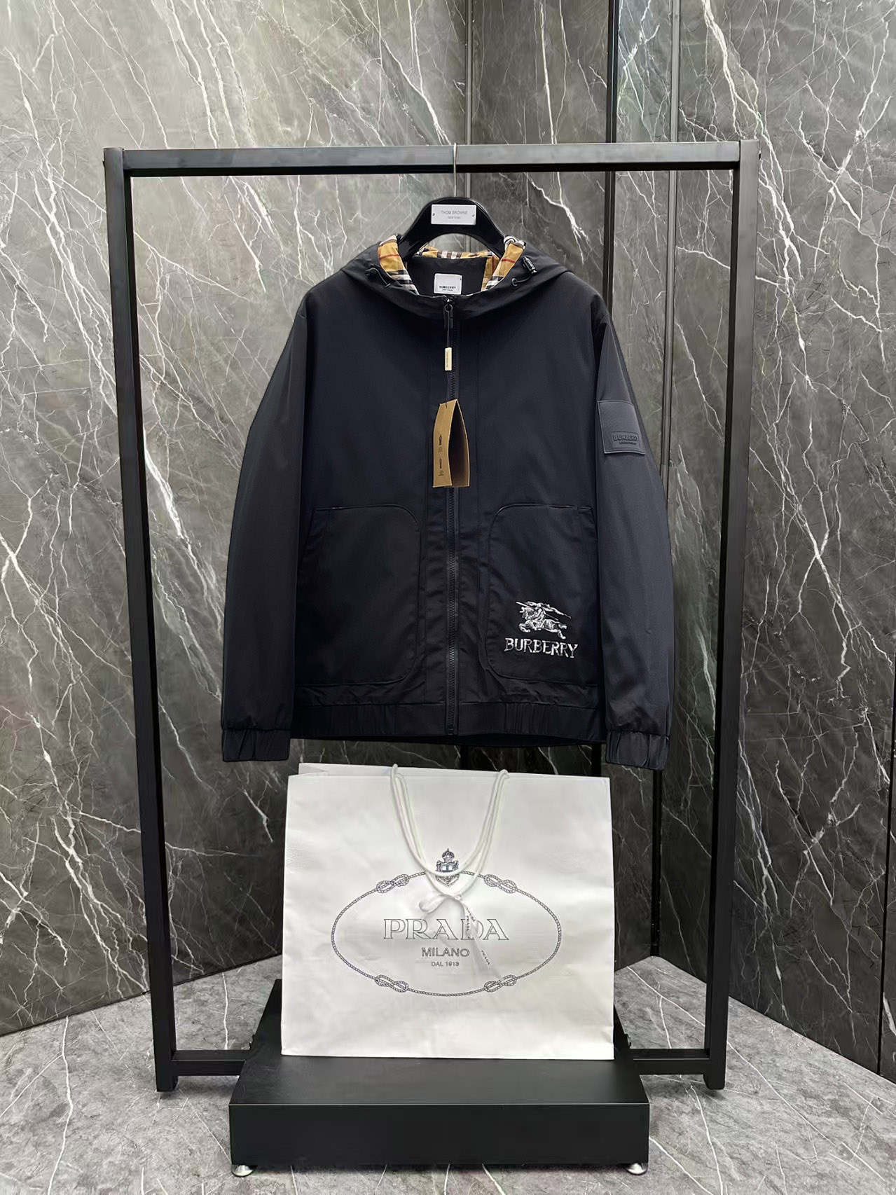 NO:137360,Burberry's official website has the same style, complete three standards, and is available in advance. 2025ss Spring New Men's Jacket Jacket, original single three standards, high-end version, customized counter fabric, breathable and comfortable, impeccable details, brand element design concept, reflecting high quality. The feel is delicate and soft, presents casual cut, and the upper body style is superb. The number of sizes M~3XL, maximum wear 195 kilograms, burberry, jackets & coats, jackets & coats, alexander wang19860909巴宝莉 官网同款,三标齐全,提前发售 2025ss开春新款男士夹克外套,原单三标齐全高端版本 专柜定制面料 透气舒适度高,细节无可挑剔,品牌元素设计理念,体现高品质.手感细腻柔软 呈现休闲裁剪,上身版型超赞 码数M～3XL,最大穿195斤,,burberry,jackets & coats,jackets & coats,alexander wang,Men's clothing