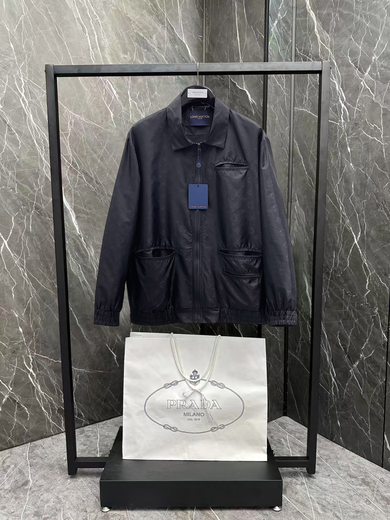 NO:137362,The same style on the official website, complete three standards, released in advance. 2025ss Spring New Men's Jacket Jacket, original three standards, full high-end version. Customized counter fabrics, breathable and comfortable, impeccable details, brand elements design concept, reflect high quality. The feel is delicate and soft, presents casual cut, and the upper body style is superb. Number of sizes M~3XL, maximum wear 195 catties, louis vuitton, jackets & coats, jackets & coats, alexander wang19860909LV 官网同款,三标齐全,提前发售 2025ss开春新款男士夹克外套,原单三标齐全高端版本 专柜定制面料 透气舒适度高,细节无可挑剔,品牌元素设计理念,体现高品质.手感细腻柔软 呈现休闲裁剪,上身版型超赞 码数M～3XL,最大穿195斤,,louis vuitton,jackets & coats,jackets & coats,alexander wang,Men's clothing