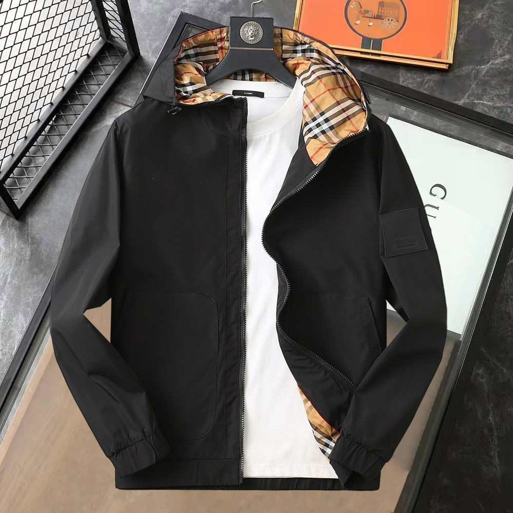 NO:758857,The same style as Burberry's official website, complete with three labels, on sale in advance. 2026ss new spring men's jacket, reversible original single with three labels, high-end version. Custom-made fabrics at the counter. Highly breathable and comfortable, impeccable details, brand element design concept, reflecting high quality. Delicate and soft feel. Casual tailoring, excellent upper body shape. Size M~3XL, maximum wear 195 catties,, burberry, jackets & coats, jackets & coats,19860909巴宝莉 官网同款,三标齐全,提前发售 2026ss开春新款男士夹克外套,双面穿原单三标齐全高端版本 专柜定制面料 透气舒适度高,细节无可挑剔,品牌元素设计理念,体现高品质.手感细腻柔软 呈现休闲裁剪,上身版型超赞 码数M～3XL,最大穿195斤,,burberry,jackets & coats,jackets & coats,,Men's clothing