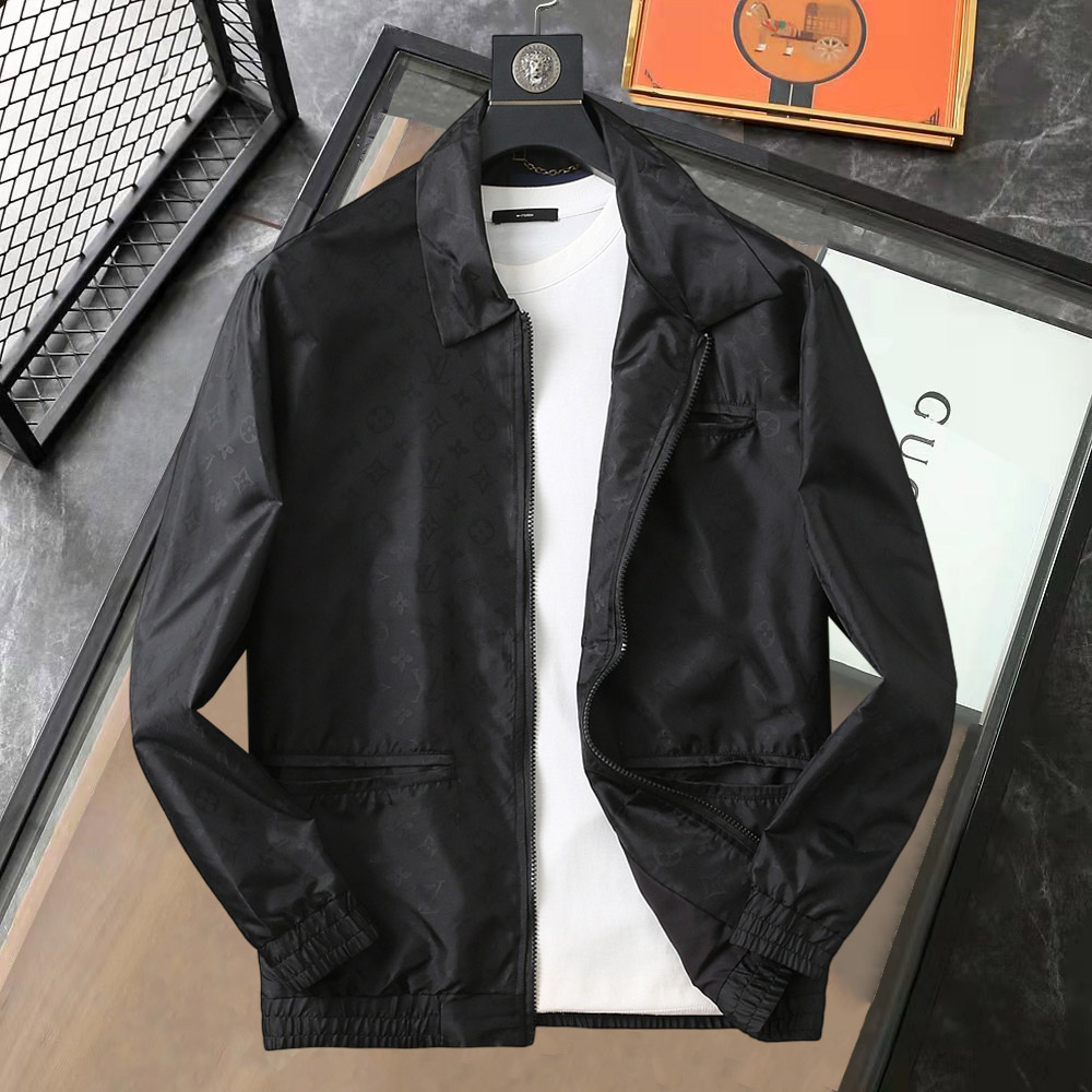 NO:758864,The same style as the LV official website, complete with three labels, sold in advance. 2026ss new spring men's jacket, reversible original single with three labels, high-end version. Custom-made fabrics at the counter. Highly breathable and comfortable, impeccable details, brand element design concept, reflecting high quality. Delicate and soft feel. Casual tailoring, excellent upper body shape. Size M~3XL, maximum wearing capacity is 195 pounds. Louis vuitton, jackets & coats,jackets & coats,19860909LV 官网同款,三标齐全,提前发售 2026ss开春新款男士夹克外套,双面穿原单三标齐全高端版本 专柜定制面料 透气舒适度高,细节无可挑剔,品牌元素设计理念,体现高品质.手感细腻柔软 呈现休闲裁剪,上身版型超赞 码数M～3XL,最大穿195斤,,louis vuitton,jackets & coats,jackets & coats,,Men's clothing