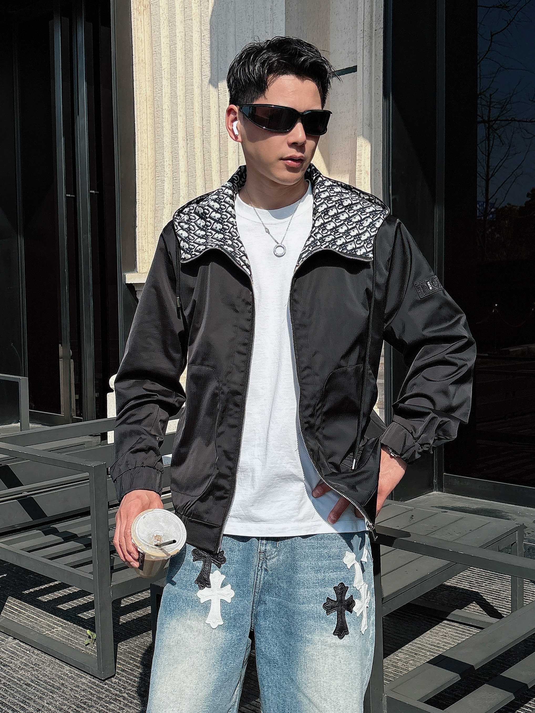 NO:139431,Dior's official website is the same model, released in advance!  2025ss Spring New Men's Jacket, original single three-standard full high-end version!  With hidden hat, customized fabric for counter, high breathability and comfort, impeccable details, brand element design concept, reflecting high quality. The feel is delicate and soft!  It is casually cut, with a great upper body style!  The size M~3XL, the maximum wear is 195 catties.,dior, jackets & coats, jackets & coats,hats,alexander wang19860909迪奥 官网同款,提前发售！2025ss开春新款男士夹克外套,原单三标齐全高端版本！带隐藏帽,专柜定制面料 透气舒适度高,细节无可挑剔,品牌元素设计理念,体现高品质.手感细腻柔软！呈现休闲裁剪,上身版型超赞！码数M～3XL,最大穿195斤.,,dior,jackets & coats,jackets & coats,hats,alexander wang,Men's clothing