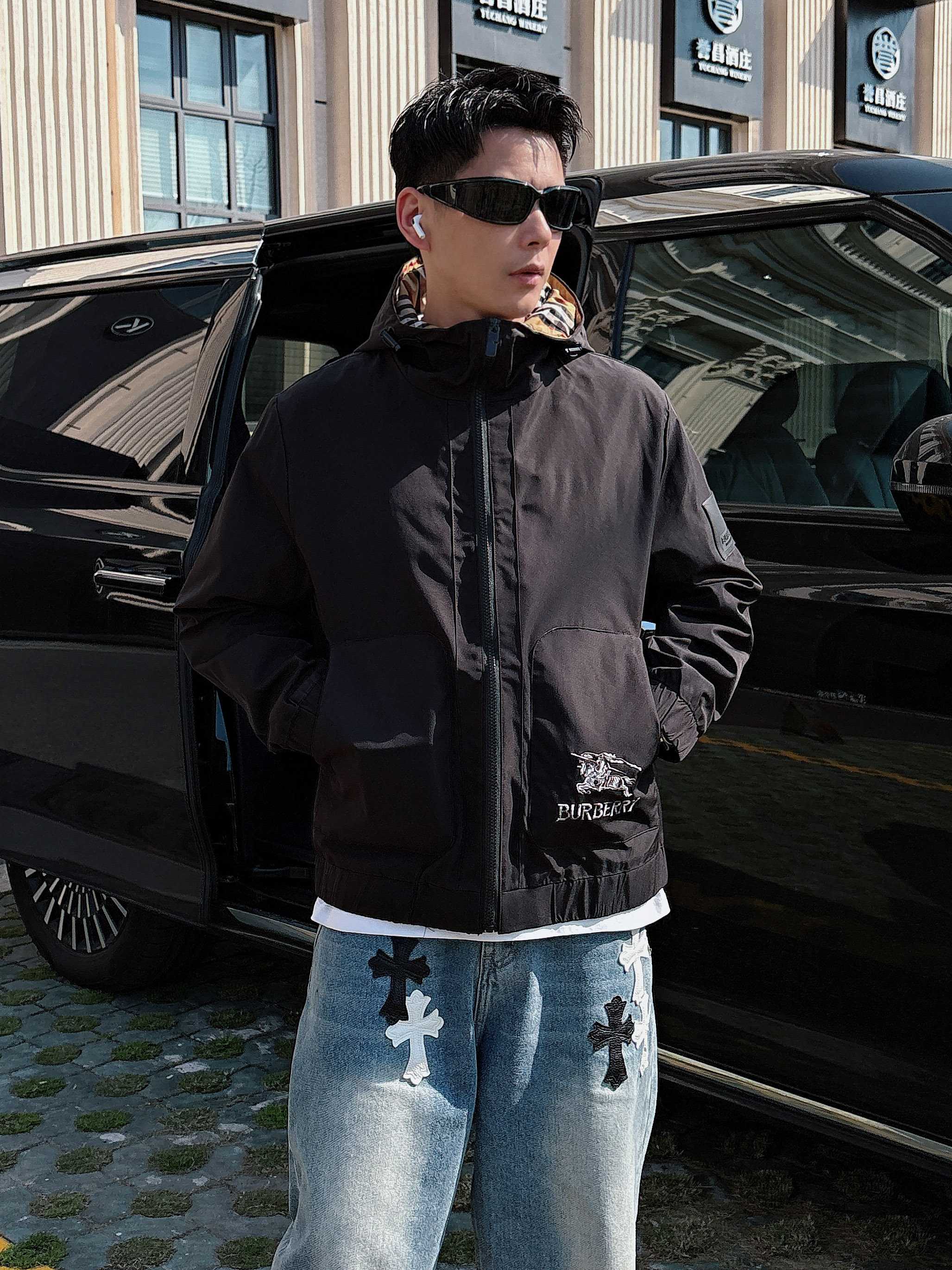 NO:139424,Burberry's official website is the same model, released in advance!  2025ss Spring New Men's Jacket, original single three-standard full high-end version!  With hidden hat, customized fabric for counter, high breathability and comfort, impeccable details, brand element design concept, reflecting high quality. The feel is delicate and soft!  It is casually cut, with a great upper body style!  The size M~3XL, the maximum wear is 195 catties., burberry, jackets & coats, jackets & coats, hats, alexander wang19860909巴宝莉 官网同款,提前发售！2025ss开春新款男士夹克外套,原单三标齐全高端版本！带隐藏帽,专柜定制面料 透气舒适度高,细节无可挑剔,品牌元素设计理念,体现高品质.手感细腻柔软！呈现休闲裁剪,上身版型超赞！码数M～3XL,最大穿195斤.,,burberry,jackets & coats,jackets & coats,hats,alexander wang,Men's clothing