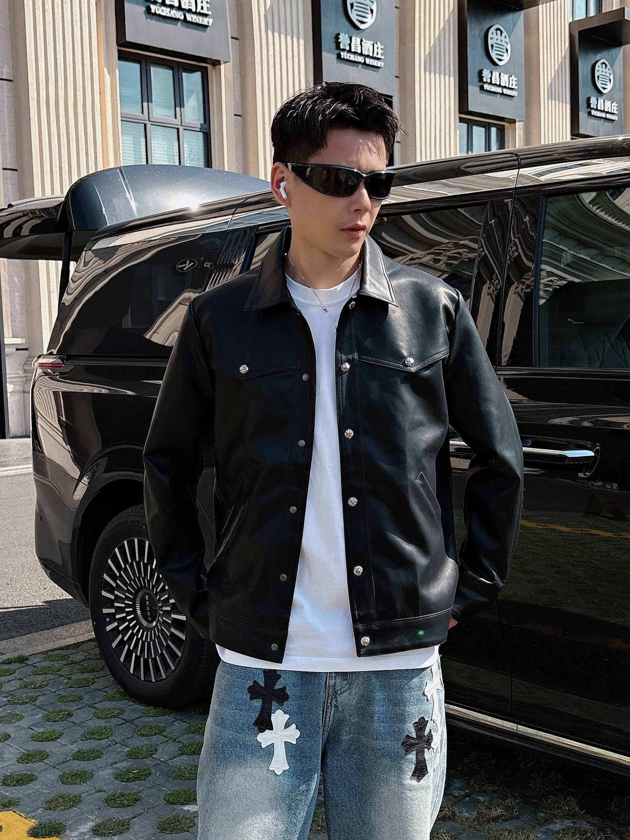 NO:139421,The same model on the official website, released in advance!  2025ss New men's leather jacket jacket for spring, original single three-standard high-end version!  With hidden hat, customized fabric for counter, high breathability and comfort, impeccable details, brand element design concept, reflecting high quality. The feel is delicate and soft!  It is casually cut, with a great upper body style!  Number of code M~3XL, maximum wear 195 catties., chrome hearts, jackets & coats, jackets & coats, leather jackets, hats, alexander wang19860909克罗心 官网同款,提前发售！2025ss开春新款男士皮衣夹克外套,原单三标齐全高端版本！带隐藏帽,专柜定制面料 透气舒适度高,细节无可挑剔,品牌元素设计理念,体现高品质.手感细腻柔软！呈现休闲裁剪,上身版型超赞！码数M～3XL,最大穿195斤.,,chrome hearts,jackets & coats,jackets & coats,leather jacket,hats,alexander wang,Men's clothing