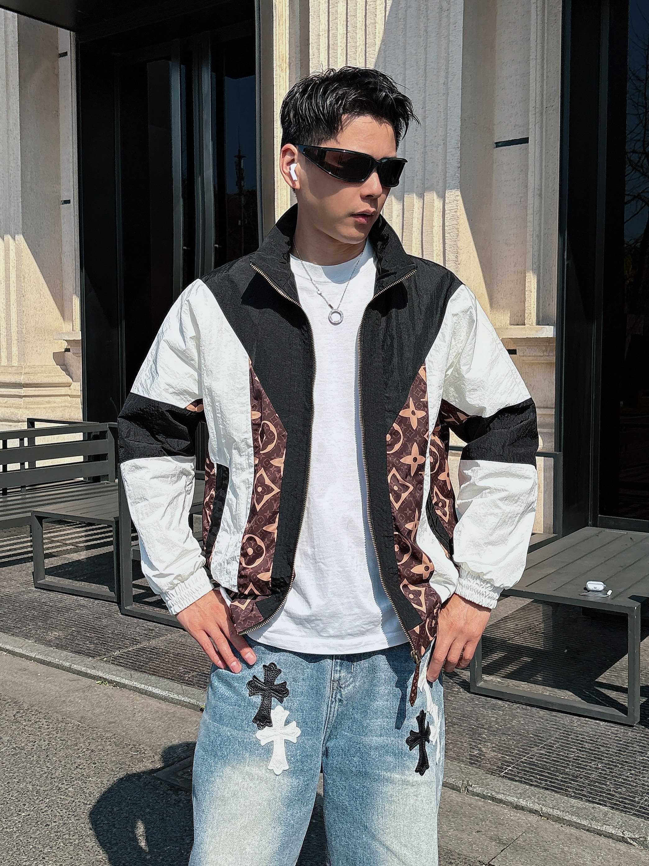 NO:139434,The same model on the official website of LV, released in advance!  2025ss Spring New Men's Cow Jacket, original single three-standard high-end version!  With hidden hat, customized fabric for counter, high breathability and comfort, impeccable details, brand element design concept, reflecting high quality. The feel is delicate and soft!  It is casually cut, with a great upper body style!  The number of code M~3XL, the maximum wear is 195 catties.,,louis vuitton, jackets & coats, jackets & coats,hats,alexander wang19860909LV 官网同款,提前发售！2025ss开春新款男士牛子夹克外套,原单三标齐全高端版本！带隐藏帽,专柜定制面料 透气舒适度高,细节无可挑剔,品牌元素设计理念,体现高品质.手感细腻柔软！呈现休闲裁剪,上身版型超赞！码数M～3XL,最大穿195斤.,,louis vuitton,jackets & coats,jackets & coats,hats,alexander wang,Men's clothing