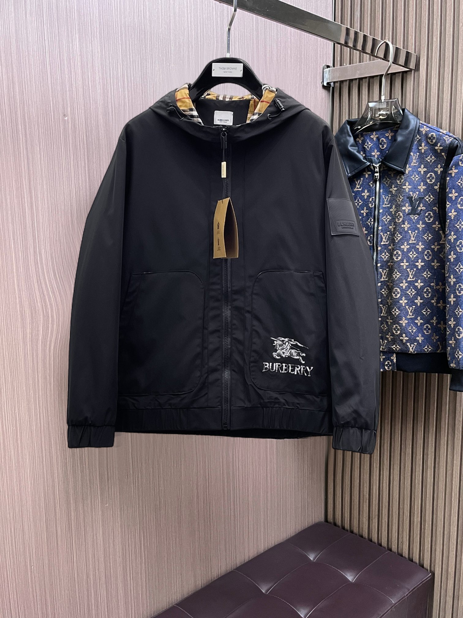 NO:142012,Burberry's official website has the same style, complete three standards, and is available in advance. 2025ss Spring New Men's Leather Jacket Jacket, double-sided original single three standards, high-end version. Customized counter fabrics, breathable and comfortable, impeccable details, brand element design concept, reflecting high quality. The feel is delicate and soft, presents casual cut, and the upper body style is superb. The number of sizes M~3XL, maximum wear 195 catties, burberry, jackets & coats, jackets & coats, leather jacket, alexander wang19860909巴宝莉 官网同款,三标齐全,提前发售 2025ss开春新款男士皮衣夹克外套,双面穿原单三标齐全高端版本 专柜定制面料 透气舒适度高,细节无可挑剔,品牌元素设计理念,体现高品质.手感细腻柔软 呈现休闲裁剪,上身版型超赞 码数M～3XL,最大穿195斤,,burberry,jackets & coats,jackets & coats,leather jacket,alexander wang,Men's clothing