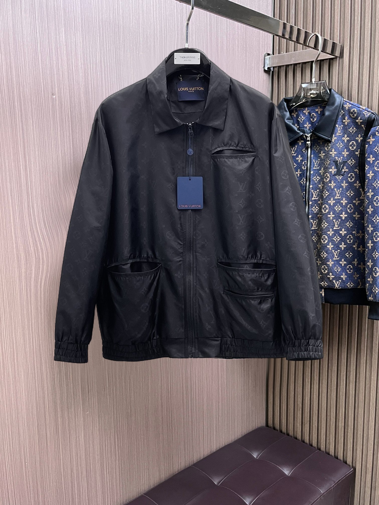 NO:142015,The same model on the official website of LV, complete three standards, and is released in advance. 2025ss Spring New Men's Leather Jacket Jacket, double-sided original single three standards, high-end version. Customized counter fabrics, breathable and comfortable, impeccable details, brand elements design concept, reflect high quality. The feel is delicate and soft, presents casual cut, and the upper body style is superb. Number of sizes M~3XL, maximum wear 195 kilograms, louis vuitton, jackets & coats, jackets & coats, leather jacket, alexander wang19860909LV 官网同款,三标齐全,提前发售 2025ss开春新款男士皮衣夹克外套,双面穿原单三标齐全高端版本 专柜定制面料 透气舒适度高,细节无可挑剔,品牌元素设计理念,体现高品质.手感细腻柔软 呈现休闲裁剪,上身版型超赞 码数M～3XL,最大穿195斤,,louis vuitton,jackets & coats,jackets & coats,leather jacket,alexander wang,Men's clothing