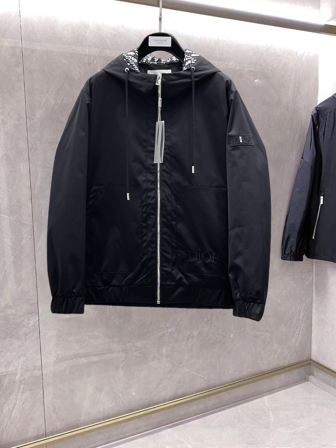 NO:862156,Same style as Dior official website, on sale in advance!  2026ss new spring men's jackets, original high-end version with three standards!  With hidden hood, custom-made fabrics at the counter, highly breathable and comfortable, impeccable details, brand element design concept, reflecting high quality. It feels delicate and soft!  It presents a casual cut and the upper body shape is awesome!  Size M～3XL, maximum wearing capacity is 195 catties.,,dior,jackets & coats,jackets & coats,hats,19860909迪奥 官网同款,提前发售！2026ss开春新款男士夹克外套,原单三标齐全高端版本！带隐藏帽,专柜定制面料 透气舒适度高,细节无可挑剔,品牌元素设计理念,体现高品质.手感细腻柔软！呈现休闲裁剪,上身版型超赞！码数M～3XL,最大穿195斤.,,dior,jackets & coats,jackets & coats,hats,,Men's clothing