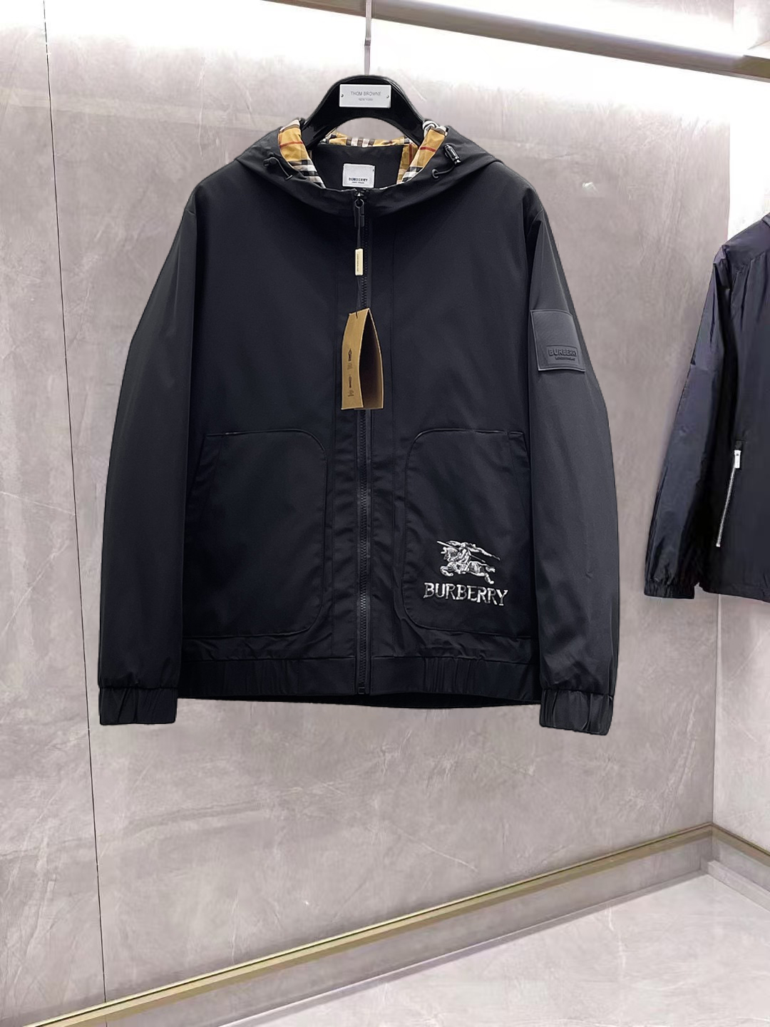NO:862170,Same style as Burberry official website, on sale in advance!  2026ss new spring men's jackets, original high-end version with three standards!  With hidden hood, custom-made fabrics at the counter, highly breathable and comfortable, impeccable details, brand element design concept, reflecting high quality. It feels delicate and soft!  It presents a casual cut and the upper body shape is awesome!  Size M～3XL, maximum wearing capacity is 195 catties.,,burberry,jackets & coats,jackets & coats,hats,19860909巴宝莉 官网同款,提前发售！2026ss开春新款男士夹克外套,原单三标齐全高端版本！带隐藏帽,专柜定制面料 透气舒适度高,细节无可挑剔,品牌元素设计理念,体现高品质.手感细腻柔软！呈现休闲裁剪,上身版型超赞！码数M～3XL,最大穿195斤.,,burberry,jackets & coats,jackets & coats,hats,,Men's clothing