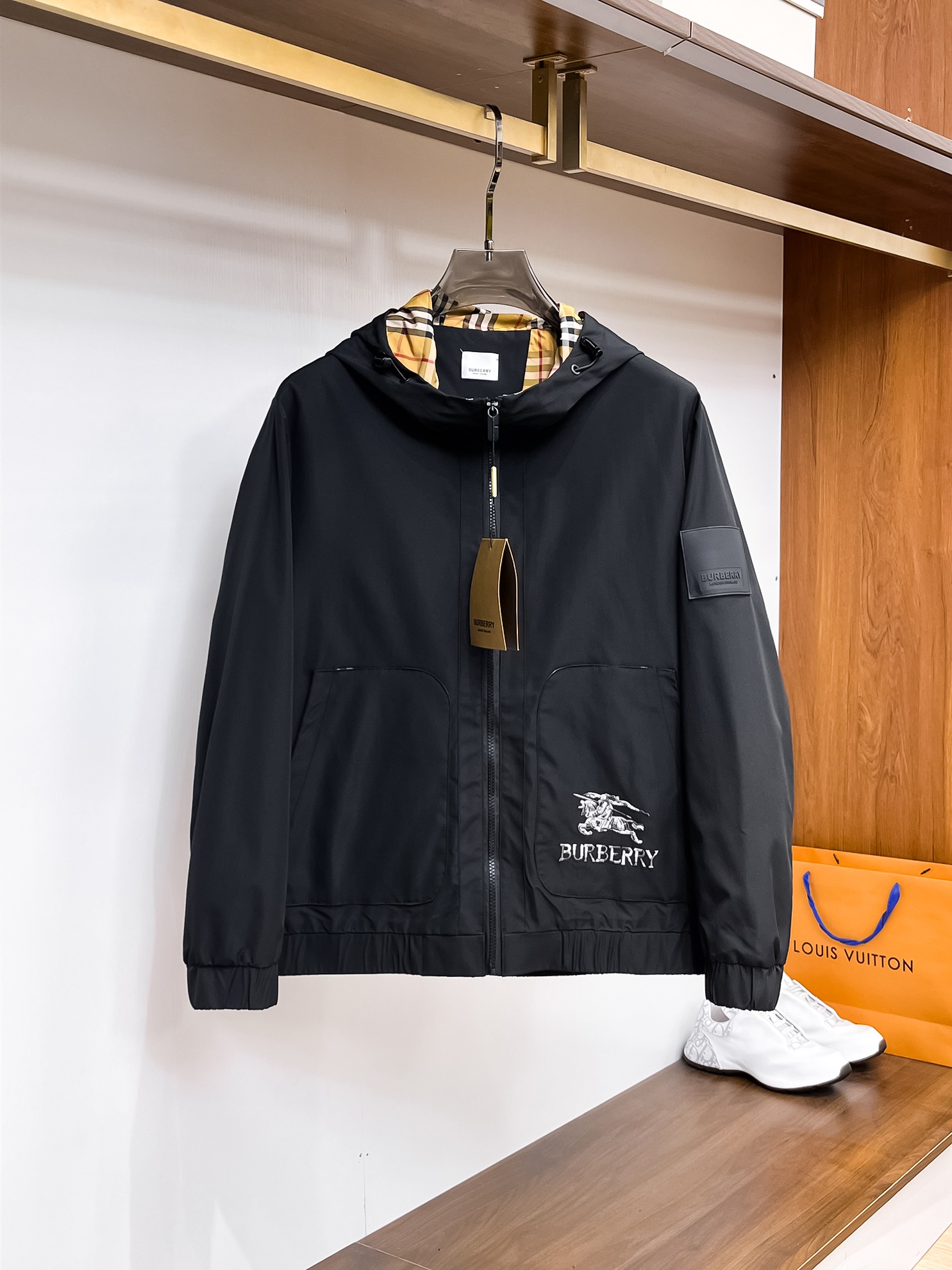 NO:132401,Burberry's official website has the same style, complete three standards, and is available in advance. 2025ss Spring New Men's Jacket Jacket, double-sided original single three standards, high-end version, customized counter fabric, breathable and comfortable, impeccable details, brand element design concept, reflecting high quality. The feel is delicate and soft, presents casual cut, and the upper body style is superb. The number of sizes M~3XL, maximum wear 195 catties, burberry, jackets & coats, jackets & coats, alexander wang19860909巴宝莉 官网同款,三标齐全,提前发售 2025ss开春新款男士夹克外套,双面穿原单三标齐全高端版本 专柜定制面料 透气舒适度高,细节无可挑剔,品牌元素设计理念,体现高品质.手感细腻柔软 呈现休闲裁剪,上身版型超赞 码数M～3XL,最大穿195斤,,burberry,jackets & coats,jackets & coats,alexander wang,Men's clothing