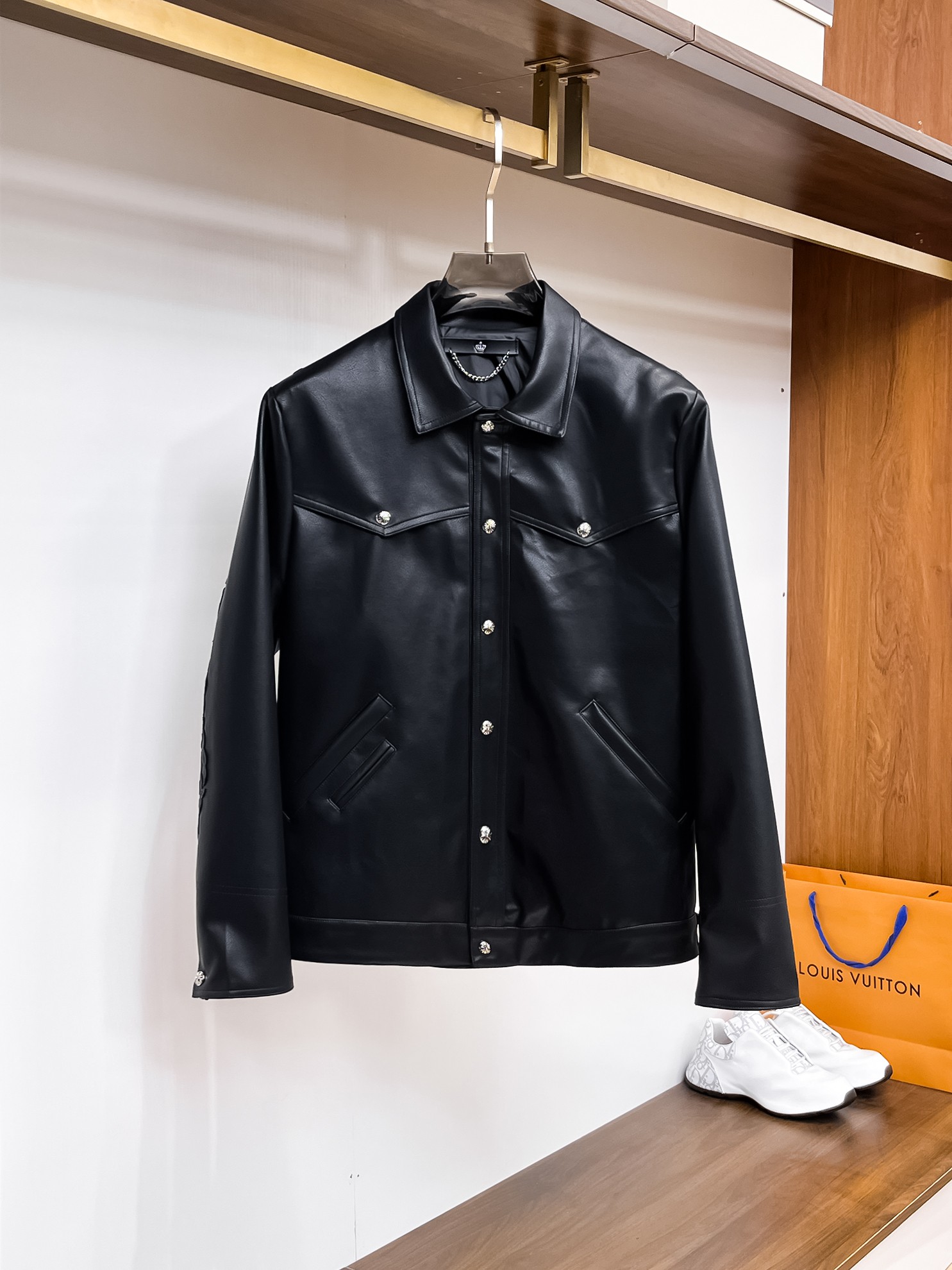 NO:132396,Croxin's official website is the same, complete three standards, and is released in advance. 2025ss Spring New Men's Leather Jacket Jacket, double-sided original single three standards, high-end version, customized counter fabric, breathable and comfortable, impeccable details, brand element design concept, reflecting high quality. The feel is delicate and soft, presents casual cut, and the upper body style is superb. The number of sizes M~3XL, maximum wear 195 catties, chrome hearts, jackets & coats, jackets & coats, leather jacket, alexander wang19860909克罗心 官网同款,三标齐全,提前发售 2025ss开春新款男士皮衣夹克外套,双面穿原单三标齐全高端版本 专柜定制面料 透气舒适度高,细节无可挑剔,品牌元素设计理念,体现高品质.手感细腻柔软 呈现休闲裁剪,上身版型超赞 码数M～3XL,最大穿195斤,,chrome hearts,jackets & coats,jackets & coats,leather jacket,alexander wang,Men's clothing