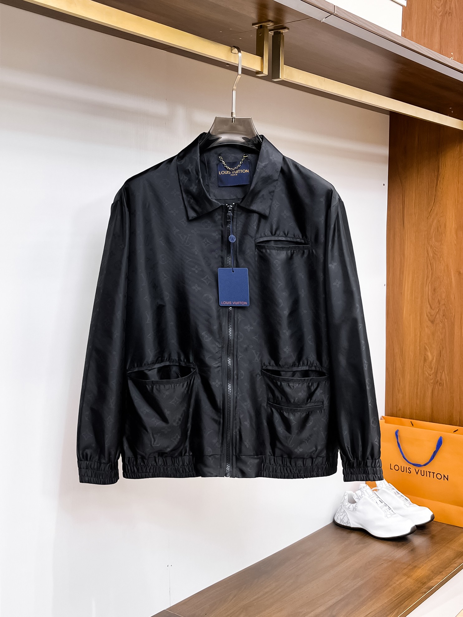 NO:937705,Same style as LV official website, complete with three labels, on sale in advance. 2026ss new autumn men's jacket, reversible original single with three labels, high-end version. Custom-made fabrics at the counter. Highly breathable and comfortable, impeccable details, brand element design concept, reflecting high quality. Delicate and soft feel. Casual tailoring, excellent upper body shape. Size M～3XL, maximum weight, Louis Vuitton, jackets & coats,jackets & coats,19860909LV 官网同款,三标齐全,提前发售 2026ss开秋新款男士夹克外套,双面穿原单三标齐全高端版本 专柜定制面料 透气舒适度高,细节无可挑剔,品牌元素设计理念,体现高品质.手感细腻柔软 呈现休闲裁剪,上身版型超赞 码数M～3XL,最大穿斤,,louis vuitton,jackets & coats,jackets & coats,,Men's clothing