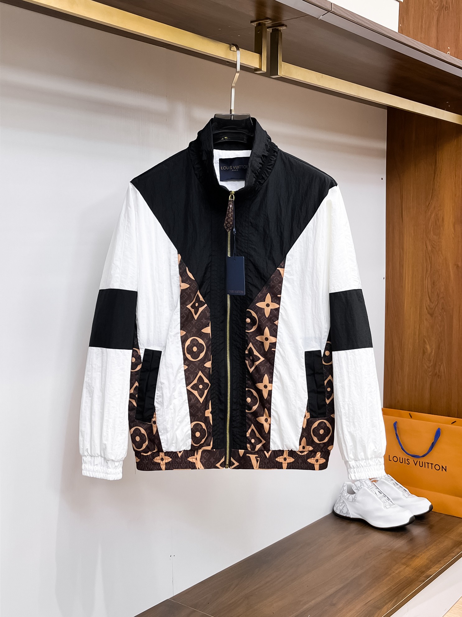 NO:132399,The same style on the official website, complete three standards, and is released in advance. 2025ss Spring New Men's Jacket Jacket, double-sided original single three standards, high-end version. Customized counter fabric, breathable and comfortable, impeccable details, brand element design concept, reflecting high quality. The feel is delicate and soft, presents casual cut, and the upper body style is superb. The number of sizes M~3XL, maximum wear 195 kilograms, louis vuitton, jackets & coats, jackets & coats, alexander wang19860909LV 官网同款,三标齐全,提前发售 2025ss开春新款男士夹克外套,双面穿原单三标齐全高端版本 专柜定制面料 透气舒适度高,细节无可挑剔,品牌元素设计理念,体现高品质.手感细腻柔软 呈现休闲裁剪,上身版型超赞 码数M～3XL,最大穿195斤,,louis vuitton,jackets & coats,jackets & coats,alexander wang,Men's clothing