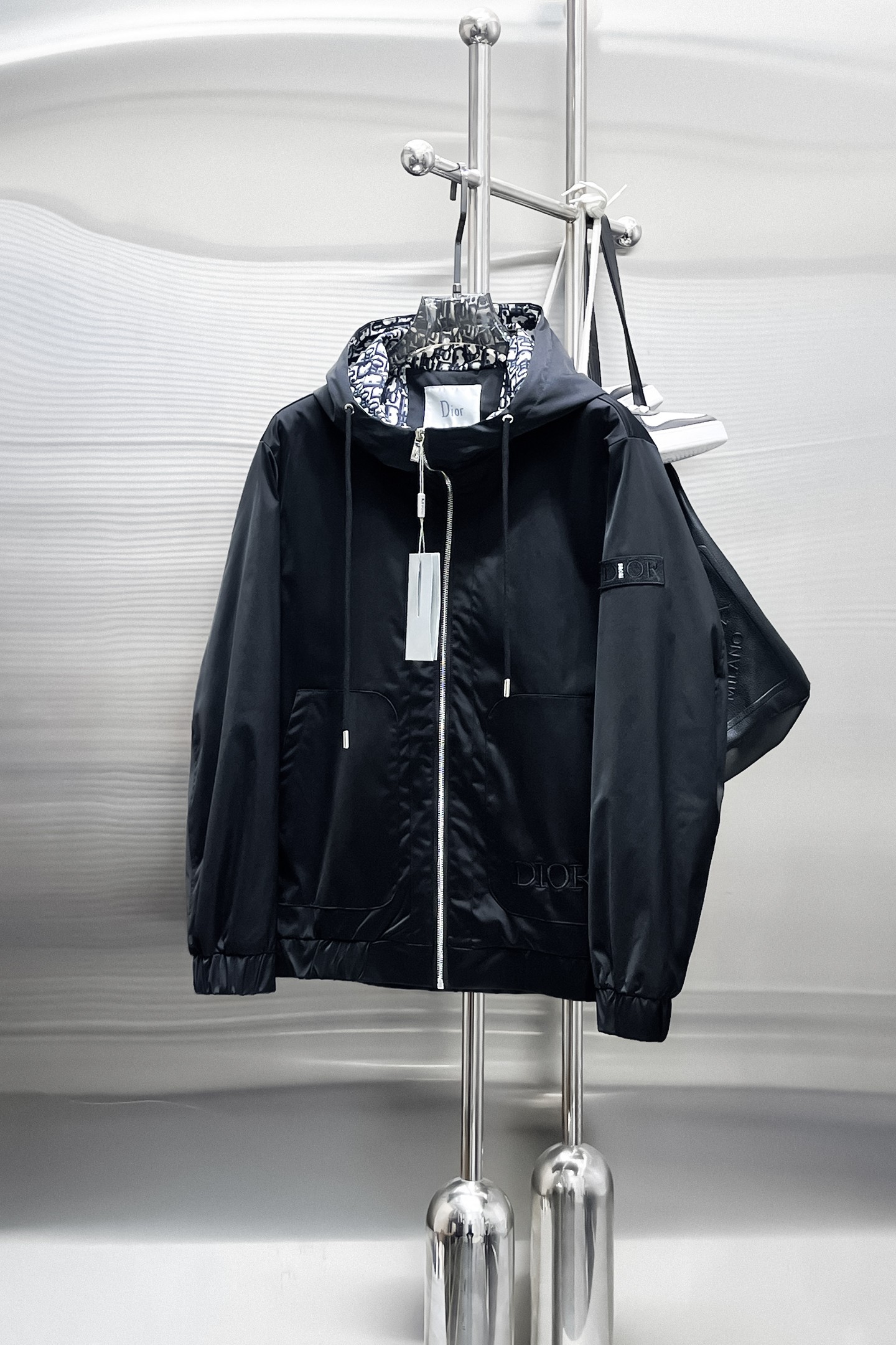 NO:876683,Same style as Dior official website, on sale in advance!  2026ss new men's jacket, original three-standard high-end version!  With hidden hood, custom-made fabrics at the counter, highly breathable and comfortable, impeccable details, brand element design concept, reflecting high quality. It feels delicate and soft!  It presents a casual cut and the upper body shape is awesome!  Size M～3XL, maximum wearing capacity is 195 catties.,,dior,jackets & coats,jackets & coats,hats,19860909迪奥 官网同款,提前发售！2026ss新款男士夹克外套,原单三标齐全高端版本！带隐藏帽,专柜定制面料 透气舒适度高,细节无可挑剔,品牌元素设计理念,体现高品质.手感细腻柔软！呈现休闲裁剪,上身版型超赞！码数M～3XL,最大穿195斤.,,dior,jackets & coats,jackets & coats,hats,,Men's clothing