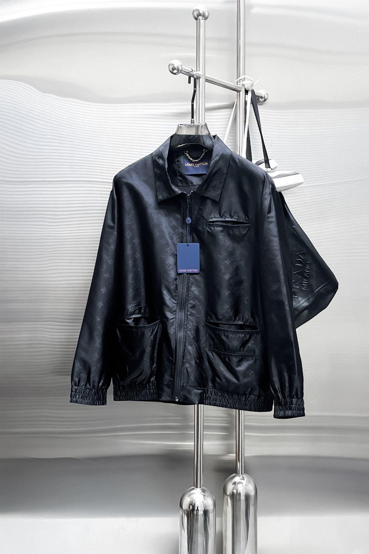 NO:876691,Same style as on LV official website, on sale in advance!  2026ss new men's jacket, original three-standard high-end version!  With hidden hood, custom-made fabrics at the counter, highly breathable and comfortable, impeccable details, brand element design concept, reflecting high quality. It feels delicate and soft!  It presents a casual cut and the upper body shape is awesome!  Size M～3XL, maximum wear is 195kg.,,louis vuitton,jackets & coats,jackets & coats,hats,19860909LV 官网同款,提前发售！2026ss新款男士夹克外套,原单三标齐全高端版本！带隐藏帽,专柜定制面料 透气舒适度高,细节无可挑剔,品牌元素设计理念,体现高品质.手感细腻柔软！呈现休闲裁剪,上身版型超赞！码数M～3XL,最大穿195斤.,,louis vuitton,jackets & coats,jackets & coats,hats,,Men's clothing