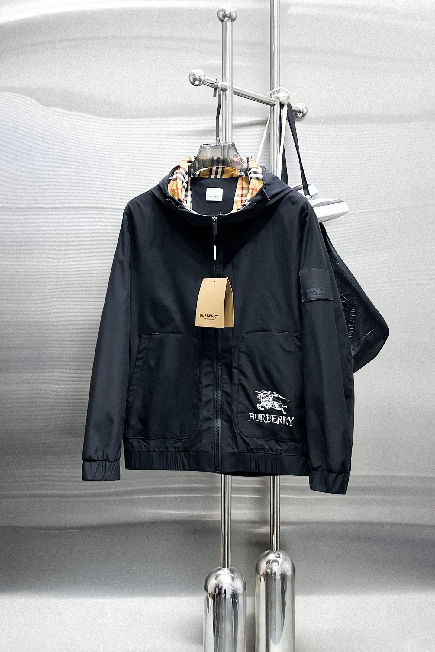 NO:876699,Same style as Burberry official website, on sale in advance!  2026ss new men's jacket, original three-standard high-end version!  With hidden hood, custom-made fabrics at the counter, highly breathable and comfortable, impeccable details, brand element design concept, reflecting high quality. It feels delicate and soft!  It presents a casual cut and the upper body shape is awesome!  Size M～3XL, maximum wearing capacity is 195 catties.,,burberry,jackets & coats,jackets & coats,hats,19860909巴宝莉 官网同款,提前发售！2026ss新款男士夹克外套,原单三标齐全高端版本！带隐藏帽,专柜定制面料 透气舒适度高,细节无可挑剔,品牌元素设计理念,体现高品质.手感细腻柔软！呈现休闲裁剪,上身版型超赞！码数M～3XL,最大穿195斤.,,burberry,jackets & coats,jackets & coats,hats,,Men's clothing