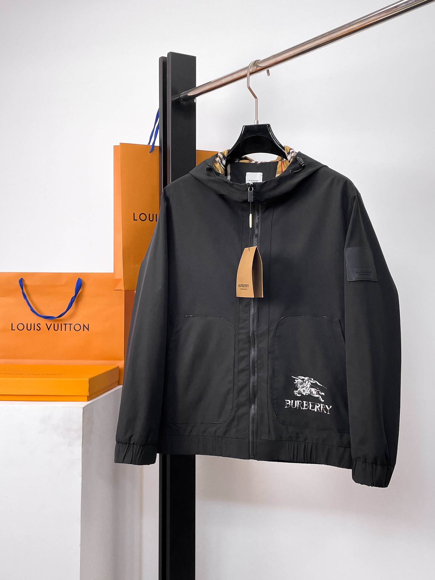 NO:662485,Same style as Burberry official website, on sale in advance!  2025ss new men's jacket, original three-standard high-end version!  With hidden hood, custom-made fabrics at the counter, highly breathable and comfortable, impeccable details, brand element design concept, reflecting high quality. It feels delicate and soft!  It presents a casual cut and the upper body shape is awesome!  Size M～3XL, maximum wear is 195kg.,,burberry,jackets & coats,jackets & coats,hats, 19860909巴宝莉 官网同款,提前发售！2025ss新款男士夹克外套,原单三标齐全高端版本！带隐藏帽,专柜定制面料 透气舒适度高,细节无可挑剔,品牌元素设计理念,体现高品质.手感细腻柔软！呈现休闲裁剪,上身版型超赞！码数M～3XL,最大穿195斤.,,burberry,jackets & coats,jackets & coats,hats, ,Men's clothing