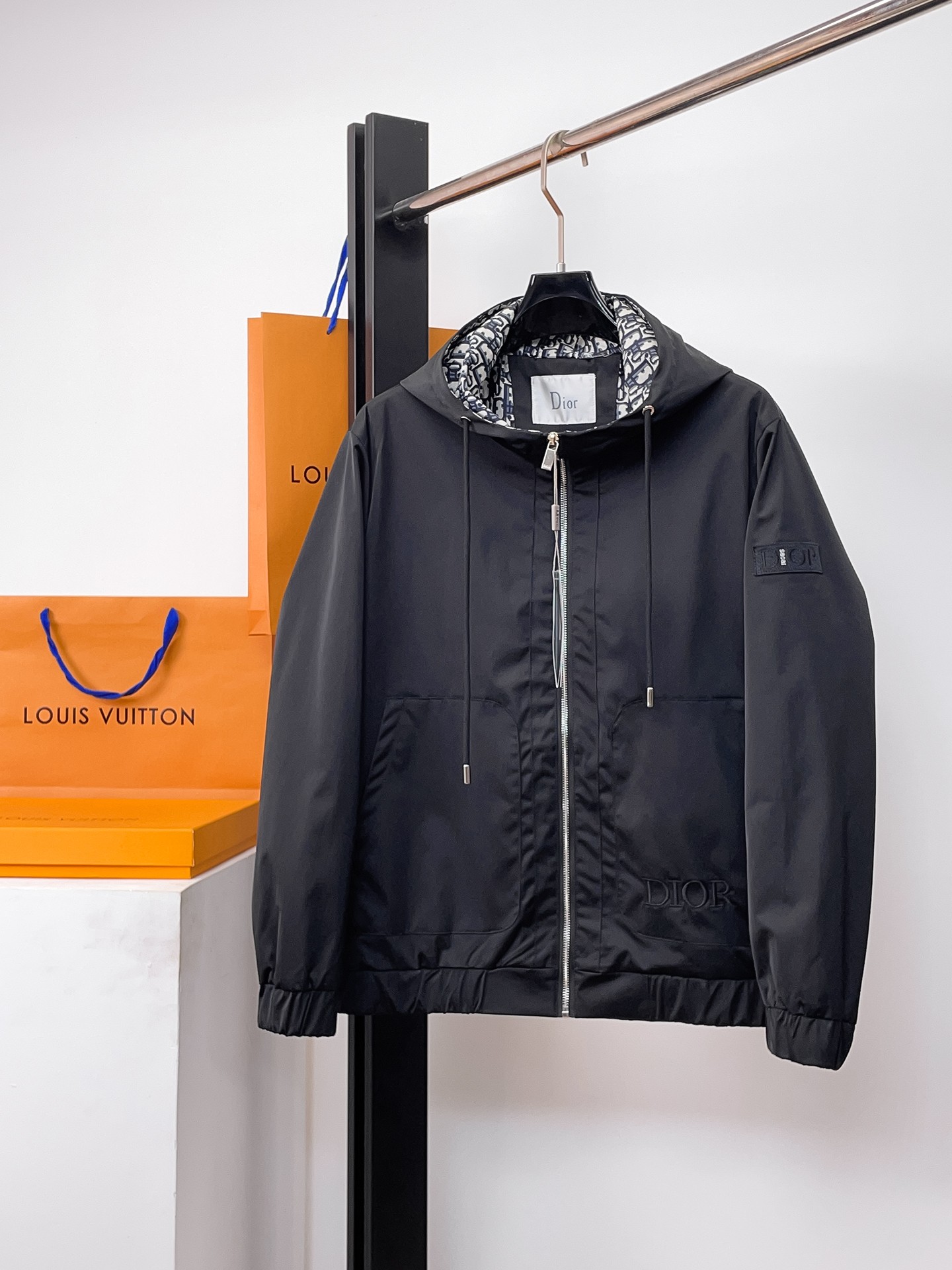 NO:662496,Same style as Dior official website, on sale in advance!  2025ss new men's jacket, original three-standard high-end version!  With hidden hood, custom-made fabrics at the counter, highly breathable and comfortable, impeccable details, brand element design concept, reflecting high quality. It feels delicate and soft!  It presents a casual cut and the upper body shape is awesome!  Size M～3XL, maximum wearing capacity is 195kg.,,dior,jackets & coats,jackets & coats,hats, 19860909迪奥 官网同款,提前发售！2025ss新款男士夹克外套,原单三标齐全高端版本！带隐藏帽,专柜定制面料 透气舒适度高,细节无可挑剔,品牌元素设计理念,体现高品质.手感细腻柔软！呈现休闲裁剪,上身版型超赞！码数M～3XL,最大穿195斤.,,dior,jackets & coats,jackets & coats,hats, ,Men's clothing