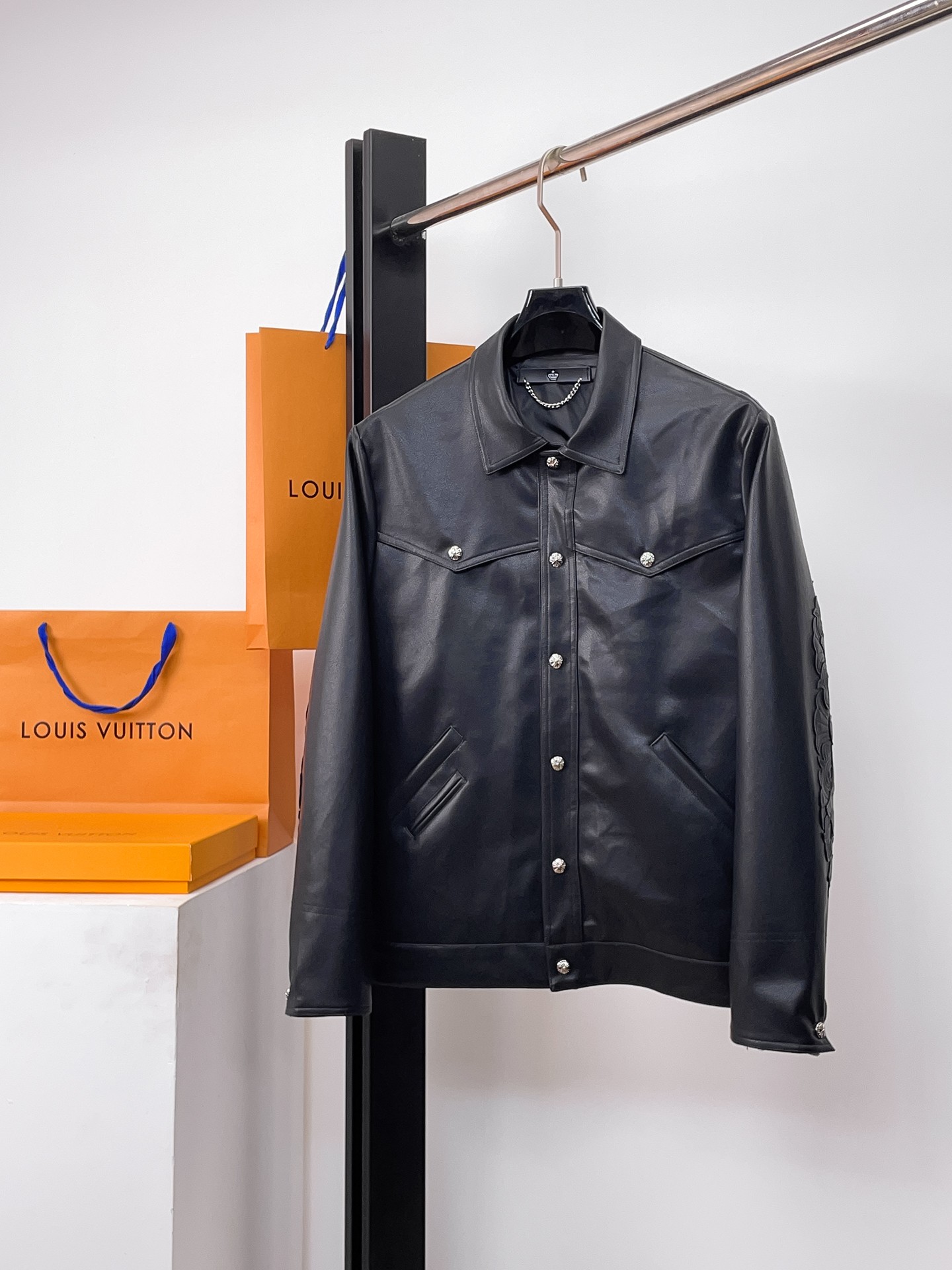 NO:662498,The same style as the official website of Kroxin, sold in advance!  2025ss new men's leather jacket, original three-standard high-end version!  With hidden hood, custom-made fabrics at the counter, highly breathable and comfortable, impeccable details, brand element design concept, reflecting high quality. It feels delicate and soft!  It presents a casual cut and the upper body shape is awesome!  Size M～3XL, maximum wear is 195kg.,,chrome hearts,jackets & coats,jackets & coats,leather jacket,hats, 19860909克罗心 官网同款,提前发售！2025ss新款男士皮衣夹克外套,原单三标齐全高端版本！带隐藏帽,专柜定制面料 透气舒适度高,细节无可挑剔,品牌元素设计理念,体现高品质.手感细腻柔软！呈现休闲裁剪,上身版型超赞！码数M～3XL,最大穿195斤.,,chrome hearts,jackets & coats,jackets & coats,leather jacket,hats, ,Men's clothing