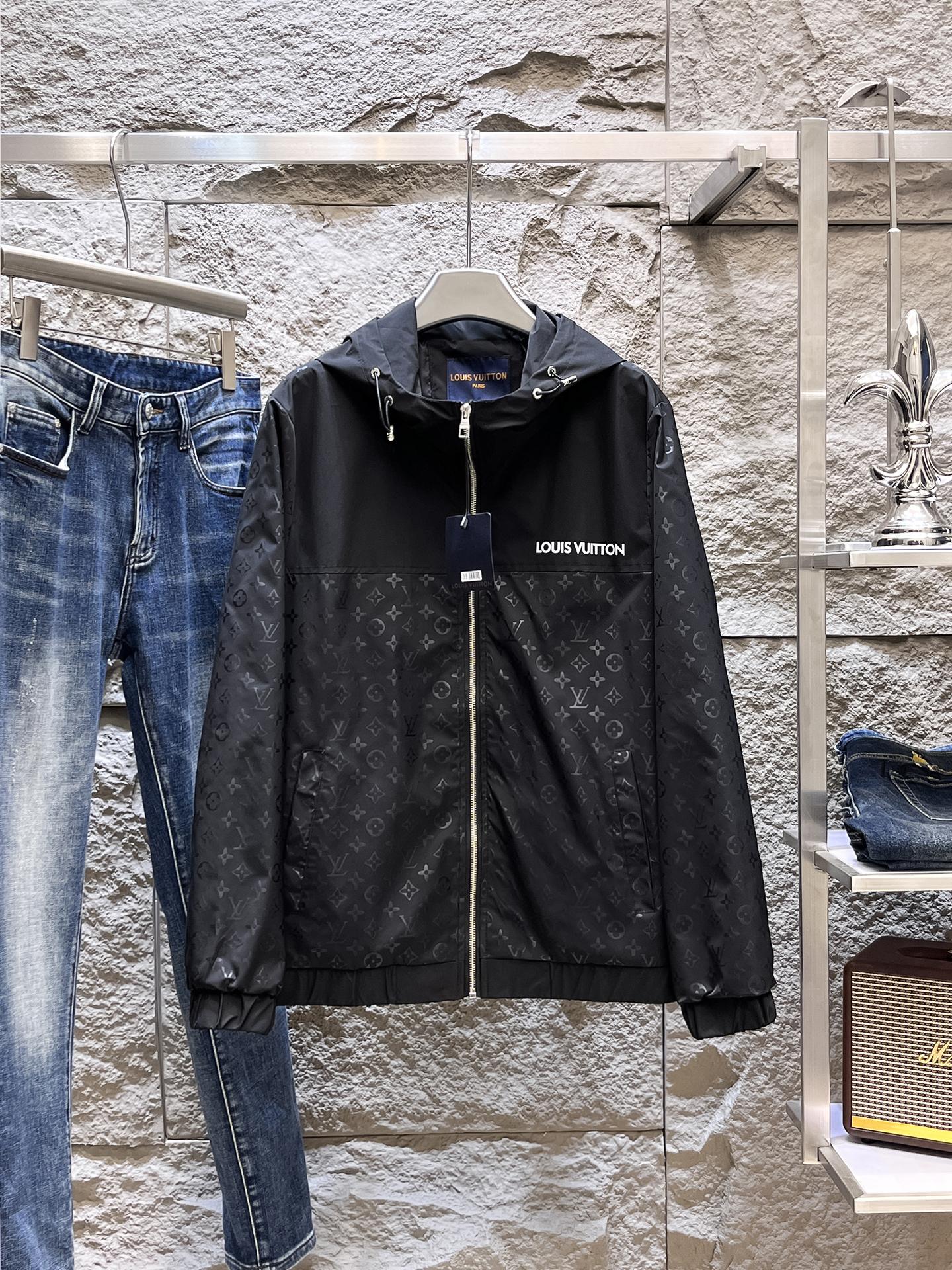 NO:662508,Same style as on LV official website, on sale in advance!  2025ss new men's jacket, original three-standard high-end version!  With hidden hood, custom-made fabrics at the counter, highly breathable and comfortable, impeccable details, brand element design concept, reflecting high quality. It feels delicate and soft!  It presents a casual cut and the upper body shape is awesome!  Size M～3XL, maximum wear is 195kg.,,louis vuitton,jackets & coats,jackets & coats,hats, 19860909LV 官网同款,提前发售！2025ss新款男士夹克外套,原单三标齐全高端版本！带隐藏帽,专柜定制面料 透气舒适度高,细节无可挑剔,品牌元素设计理念,体现高品质.手感细腻柔软！呈现休闲裁剪,上身版型超赞！码数M～3XL,最大穿195斤.,,louis vuitton,jackets & coats,jackets & coats,hats, ,Men's clothing