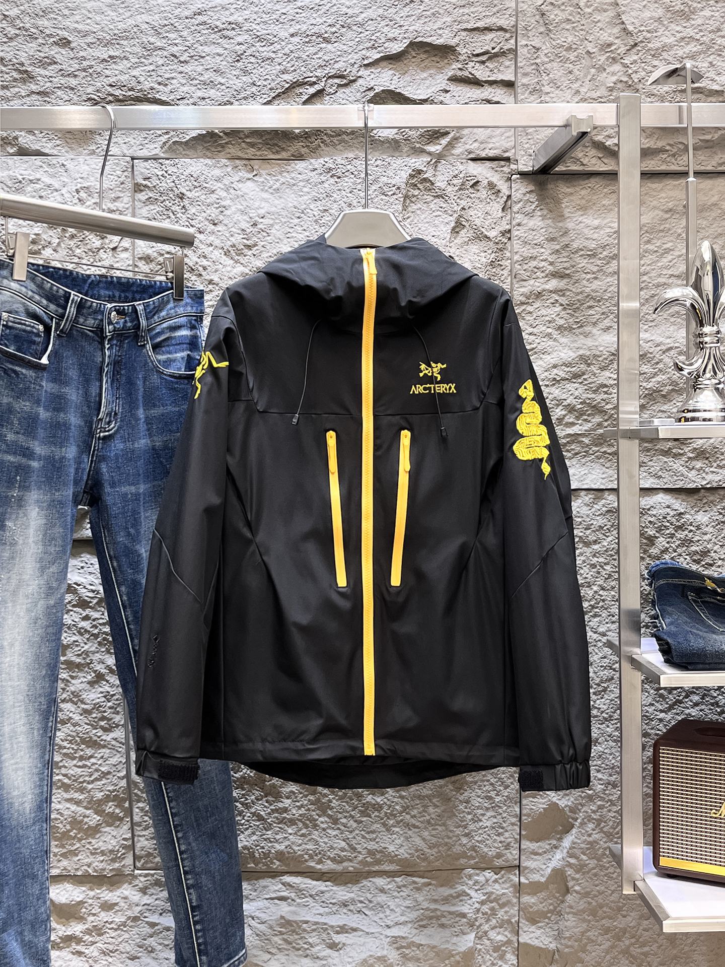 NO:662509,Same style as Arc’teryx official website, on sale in advance!  2025ss new men's jacket, original three-standard high-end version!  With hidden hood, custom-made fabrics at the counter, highly breathable and comfortable, impeccable details, brand element design concept, reflecting high quality. It feels delicate and soft!  It presents a casual cut and the upper body shape is awesome!  Size M～3XL, maximum wearing capacity is 195 catties.,arc'teryx,jackets & coats,jackets & coats,hats, 19860909始祖鸟 官网同款,提前发售！2025ss新款男士夹克外套,原单三标齐全高端版本！带隐藏帽,专柜定制面料 透气舒适度高,细节无可挑剔,品牌元素设计理念,体现高品质.手感细腻柔软！呈现休闲裁剪,上身版型超赞！码数M～3XL,最大穿195斤.,arc'teryx,jackets & coats,jackets & coats,hats, ,Men's clothing