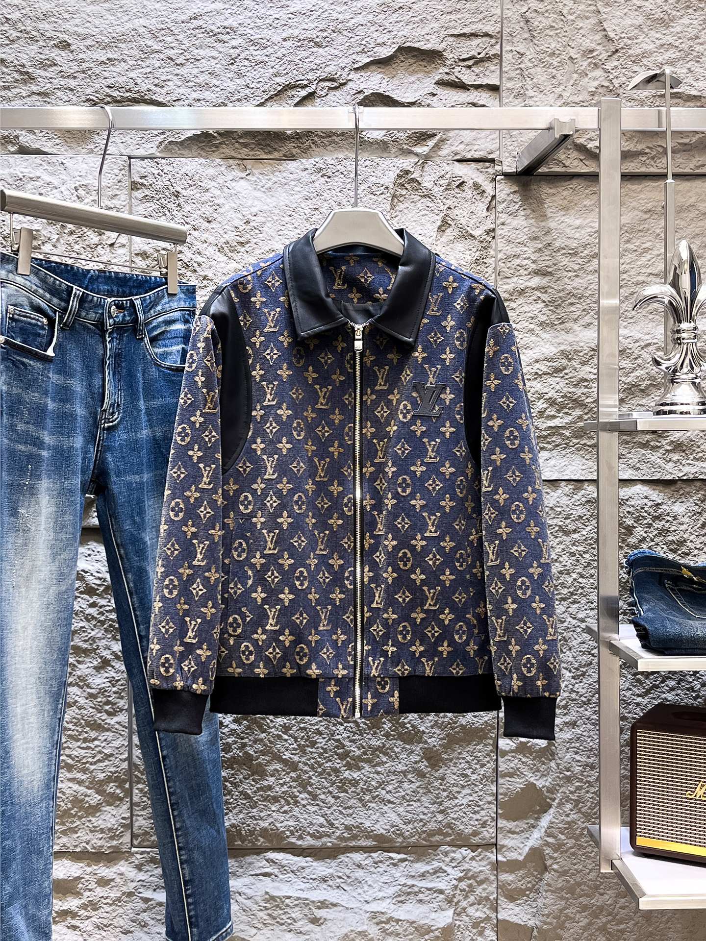 NO:662519,Same style as on LV official website, on sale in advance!  2025ss new men's cowboy jacket, original three-standard high-end version!  With hidden hood, custom-made fabrics at the counter, highly breathable and comfortable, impeccable details, brand element design concept, reflecting high quality. It feels delicate and soft!  It presents a casual cut and the upper body shape is awesome!  Size M～3XL, maximum wear is 195kg.,,louis vuitton,jackets & coats,jackets & coats,hats, 19860909LV 官网同款,提前发售！2025ss新款男士牛子夹克外套,原单三标齐全高端版本！带隐藏帽,专柜定制面料 透气舒适度高,细节无可挑剔,品牌元素设计理念,体现高品质.手感细腻柔软！呈现休闲裁剪,上身版型超赞！码数M～3XL,最大穿195斤.,,louis vuitton,jackets & coats,jackets & coats,hats, ,Men's clothing