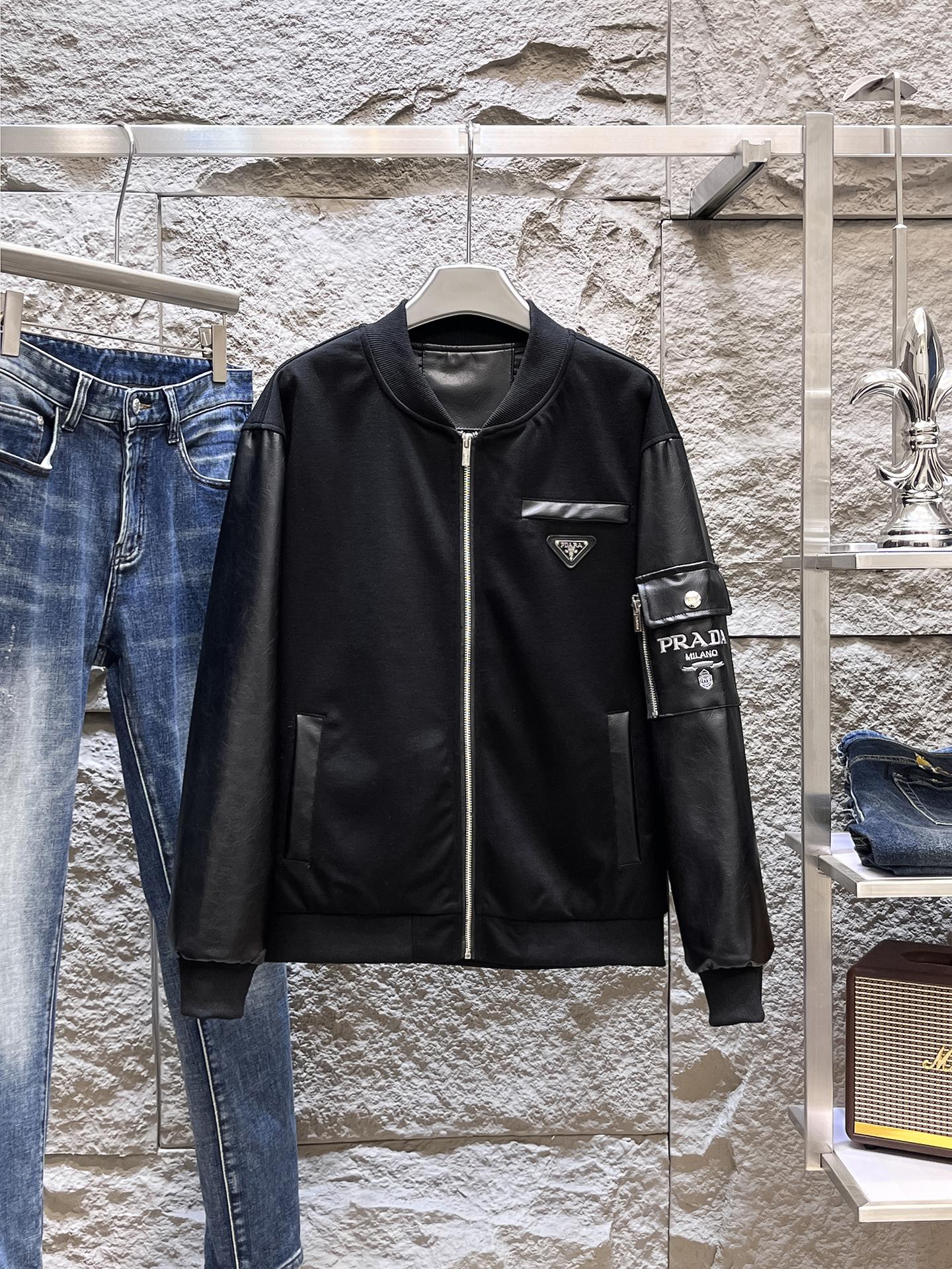 NO:662517,Same style as Prada official website, on sale in advance!  2025ss new men's leather jacket, original three-standard high-end version!  With hidden hood, custom-made fabrics at the counter, highly breathable and comfortable, impeccable details, brand element design concept, reflecting high quality. It feels delicate and soft!  It presents a casual cut and the upper body shape is awesome!  Size M～3XL, maximum wear is 195kg.,,prada,jackets & coats,jackets & coats,leather jacket,hats, 19860909普拉达 官网同款,提前发售！2025ss新款男士皮衣夹克外套,原单三标齐全高端版本！带隐藏帽,专柜定制面料 透气舒适度高,细节无可挑剔,品牌元素设计理念,体现高品质.手感细腻柔软！呈现休闲裁剪,上身版型超赞！码数M～3XL,最大穿195斤.,,prada,jackets & coats,jackets & coats,leather jacket,hats, ,Men's clothing