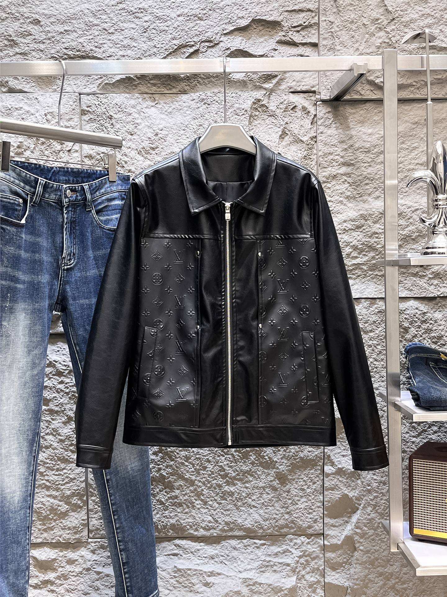 NO:662525,Same style as on LV official website, on sale in advance!  2025ss new men's leather jacket, original three-standard high-end version!  With hidden hood, custom-made fabrics at the counter, highly breathable and comfortable, impeccable details, brand element design concept, reflecting high quality. It feels delicate and soft!  It presents a casual cut and the upper body shape is awesome!  Size M～3XL, maximum wear is 195kg.,,louis vuitton,jackets & coats,jackets & coats,leather jacket,hats, 19860909LV 官网同款,提前发售！2025ss新款男士皮衣夹克外套,原单三标齐全高端版本！带隐藏帽,专柜定制面料 透气舒适度高,细节无可挑剔,品牌元素设计理念,体现高品质.手感细腻柔软！呈现休闲裁剪,上身版型超赞！码数M～3XL,最大穿195斤.,,louis vuitton,jackets & coats,jackets & coats,leather jacket,hats, ,Men's clothing