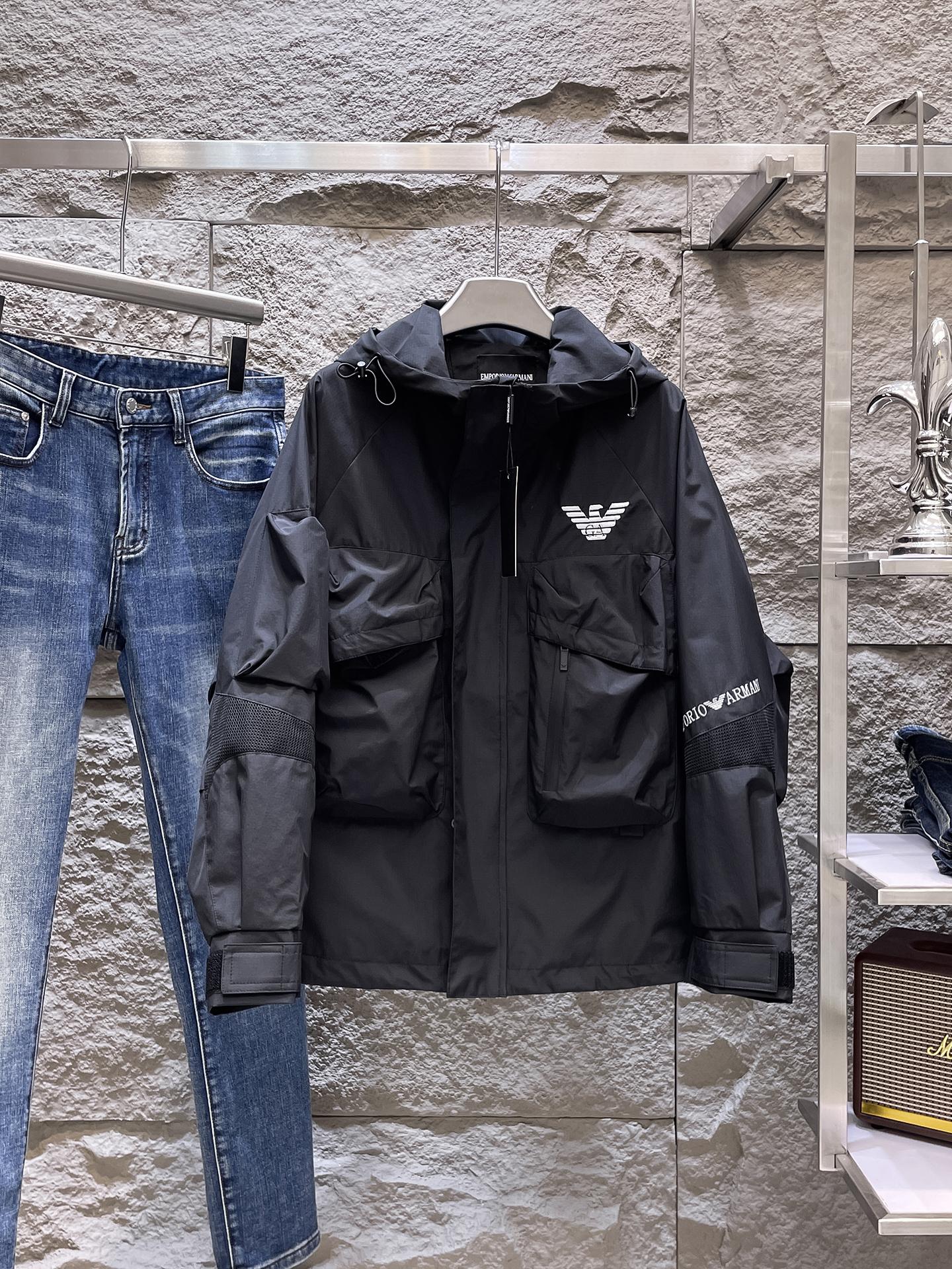 NO:662265,Same style as Armani official website, on sale in advance!  2025ss new men's jacket, original three-standard high-end version!  With hidden hood, custom-made fabrics at the counter, highly breathable and comfortable, impeccable details, brand element design concept, reflecting high quality. It feels delicate and soft!  It presents a casual cut and the upper body shape is awesome!  Size M～3XL, maximum wear is 195kg.,,armani,jackets & coats,jackets & coats,hats, 19860909阿玛尼 官网同款,提前发售！2025ss新款男士夹克外套,原单三标齐全高端版本！带隐藏帽,专柜定制面料 透气舒适度高,细节无可挑剔,品牌元素设计理念,体现高品质.手感细腻柔软！呈现休闲裁剪,上身版型超赞！码数M～3XL,最大穿195斤.,,armani,jackets & coats,jackets & coats,hats, ,Men's clothing