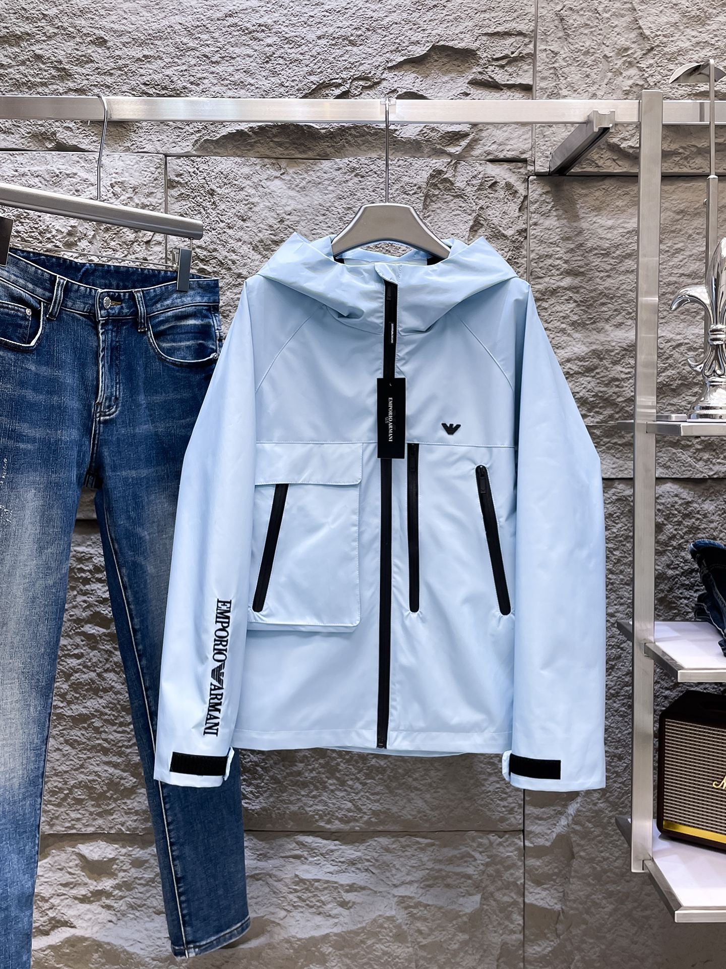 NO:662271,Same style as Armani official website, on sale in advance!  2025ss new men's jacket, original three-standard high-end version!  With hidden hood, custom-made fabrics at the counter, highly breathable and comfortable, impeccable details, brand element design concept, reflecting high quality. It feels delicate and soft!  It presents a casual cut and the upper body shape is awesome!  Size M～3XL, maximum wear is 195kg.,,armani,jackets & coats,jackets & coats,hats, 19860909阿玛尼 官网同款,提前发售！2025ss新款男士夹克外套,原单三标齐全高端版本！带隐藏帽,专柜定制面料 透气舒适度高,细节无可挑剔,品牌元素设计理念,体现高品质.手感细腻柔软！呈现休闲裁剪,上身版型超赞！码数M～3XL,最大穿195斤.,,armani,jackets & coats,jackets & coats,hats, ,Men's clothing