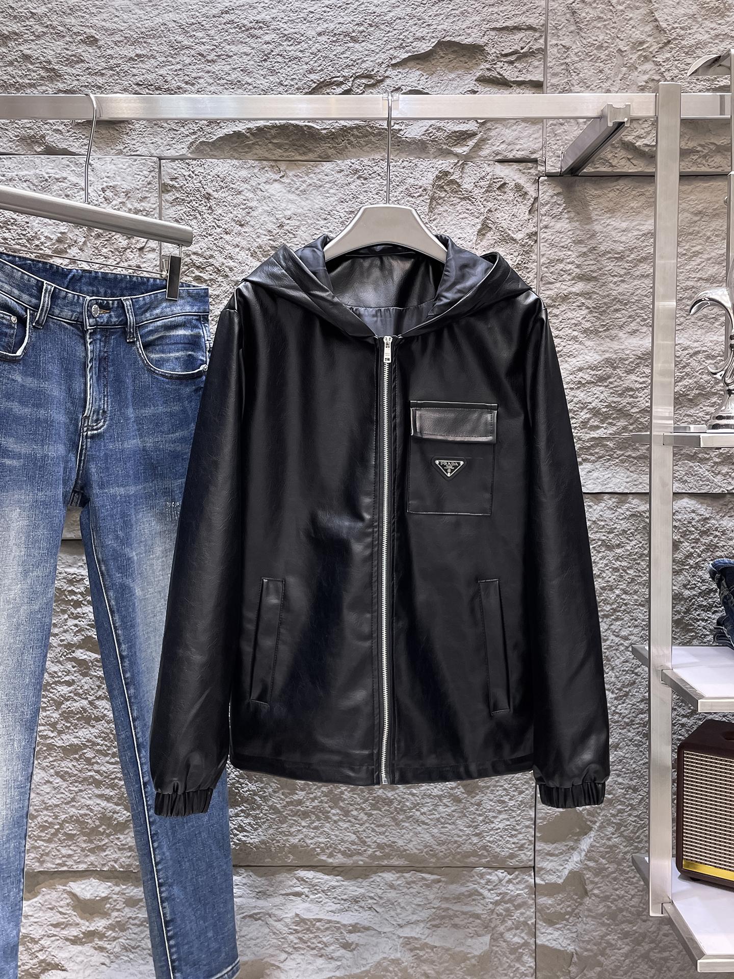 NO:662278,Same style as Prada official website, on sale in advance!  2025ss new men's leather jacket, original three-standard high-end version!  With hidden hood, custom-made fabrics at the counter, highly breathable and comfortable, impeccable details, brand element design concept, reflecting high quality. It feels delicate and soft!  It presents a casual cut and the upper body shape is awesome!  Size M～3XL, maximum wear is 195kg.,,prada,jackets & coats,jackets & coats,leather jacket,hats, 19860909普拉达 官网同款,提前发售！2025ss新款男士皮衣夹克外套,原单三标齐全高端版本！带隐藏帽,专柜定制面料 透气舒适度高,细节无可挑剔,品牌元素设计理念,体现高品质.手感细腻柔软！呈现休闲裁剪,上身版型超赞！码数M～3XL,最大穿195斤.,,prada,jackets & coats,jackets & coats,leather jacket,hats, ,Men's clothing