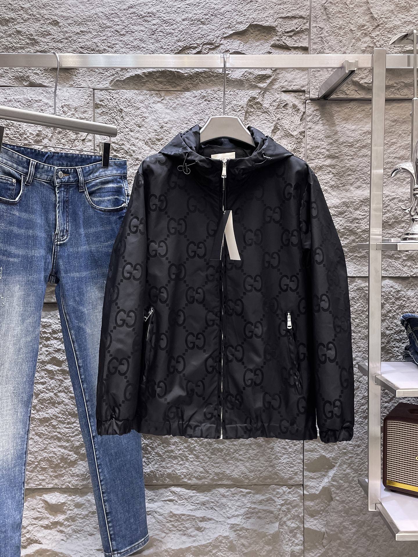 NO:662280,Same style as Gucci official website, on sale in advance!  2025ss new men's jacket, original three-standard high-end version!  With hidden hood, custom-made fabrics at the counter, highly breathable and comfortable, impeccable details, brand element design concept, reflecting high quality. It feels delicate and soft!  It presents a casual cut and the upper body shape is awesome!  Size M～3XL, maximum wear is 195kg.,,jackets & coats,jackets & coats,hats, 19860909古奇 官网同款,提前发售！2025ss新款男士夹克外套,原单三标齐全高端版本！带隐藏帽,专柜定制面料 透气舒适度高,细节无可挑剔,品牌元素设计理念,体现高品质.手感细腻柔软！呈现休闲裁剪,上身版型超赞！码数M～3XL,最大穿195斤.,,jackets & coats,jackets & coats,hats, ,Men's clothing