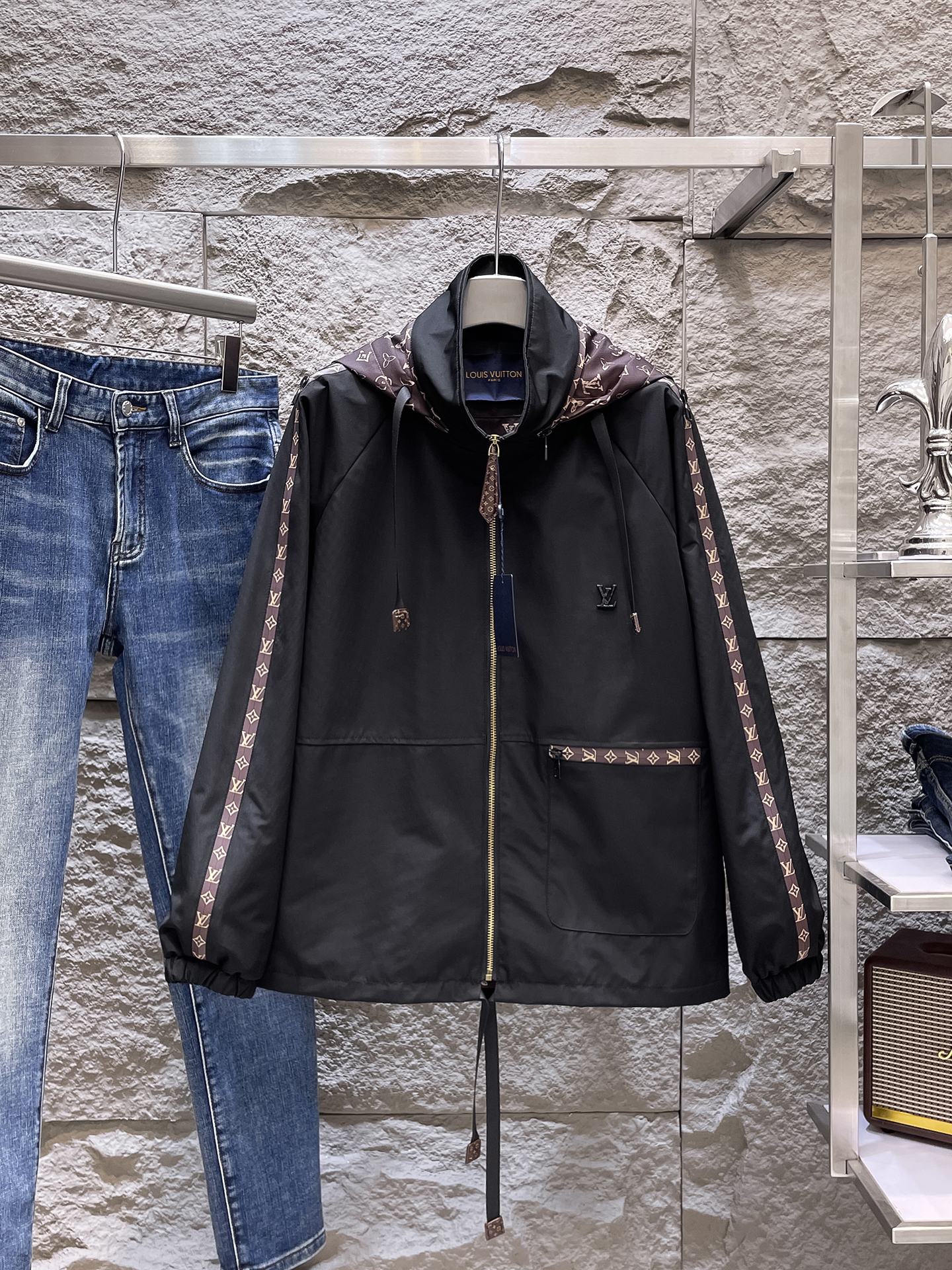 NO:662283,Same style as on LV official website, on sale in advance!  2025ss new men's jacket, original three-standard high-end version!  With hidden hood, custom-made fabrics at the counter, highly breathable and comfortable, impeccable details, brand element design concept, reflecting high quality. It feels delicate and soft!  It presents a casual cut and the upper body shape is awesome!  Size M～3XL, maximum wear is 195kg.,,louis vuitton,jackets & coats,jackets & coats,hats, 19860909LV 官网同款,提前发售！2025ss新款男士夹克外套,原单三标齐全高端版本！带隐藏帽,专柜定制面料 透气舒适度高,细节无可挑剔,品牌元素设计理念,体现高品质.手感细腻柔软！呈现休闲裁剪,上身版型超赞！码数M～3XL,最大穿195斤.,,louis vuitton,jackets & coats,jackets & coats,hats, ,Men's clothing