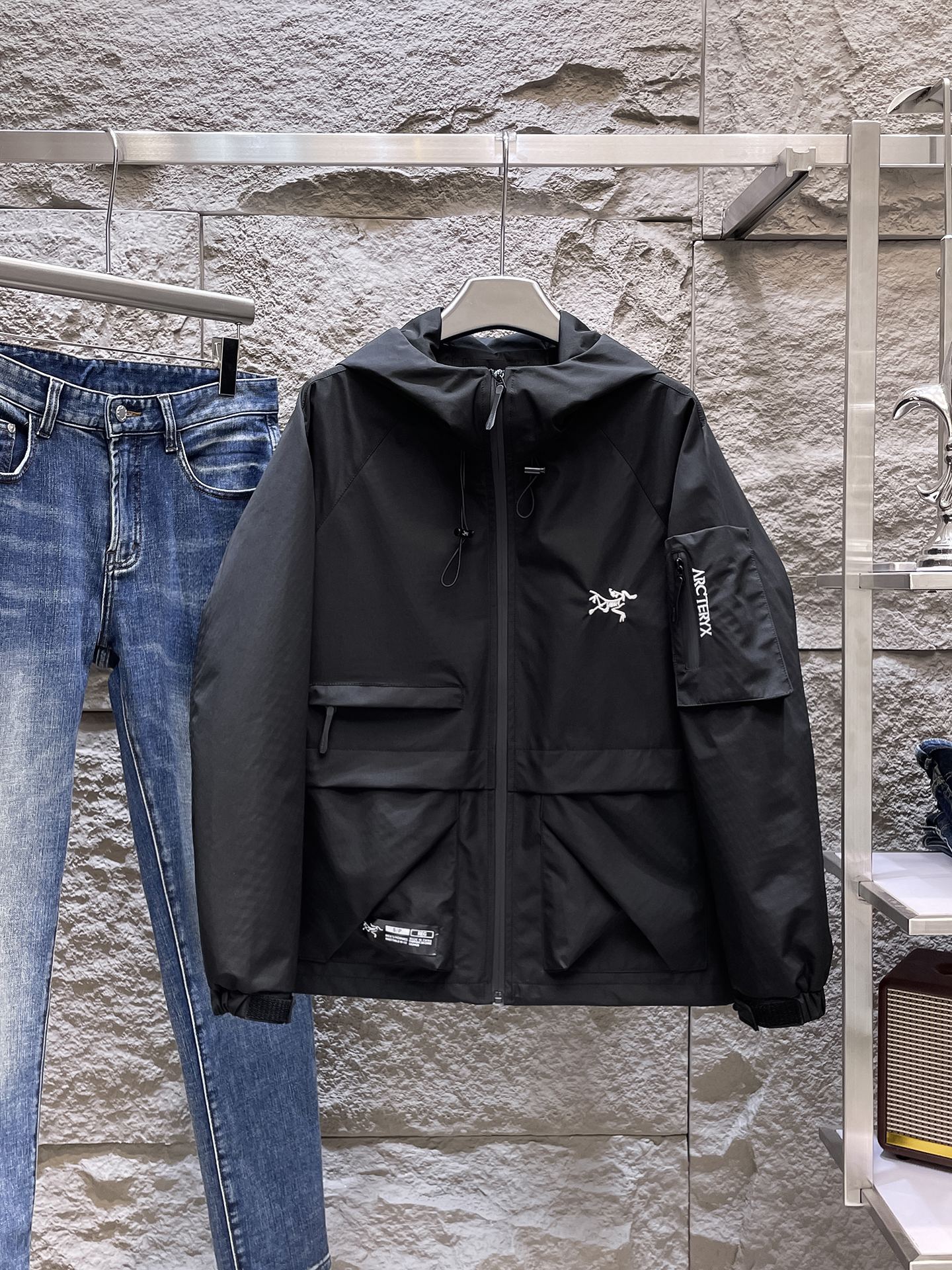 NO:662287,Same style as Arc’teryx official website, on sale in advance!  2025ss new men's jacket, original three-standard high-end version!  With hidden hood, custom-made fabrics at the counter, highly breathable and comfortable, impeccable details, brand element design concept, reflecting high quality. It feels delicate and soft!  It presents a casual cut and the upper body shape is awesome!  Size M～3XL, maximum wearing capacity is 195 catties.,arc'teryx,jackets & coats,jackets & coats,hats, 19860909始祖鸟 官网同款,提前发售！2025ss新款男士夹克外套,原单三标齐全高端版本！带隐藏帽,专柜定制面料 透气舒适度高,细节无可挑剔,品牌元素设计理念,体现高品质.手感细腻柔软！呈现休闲裁剪,上身版型超赞！码数M～3XL,最大穿195斤.,arc'teryx,jackets & coats,jackets & coats,hats, ,Men's clothing