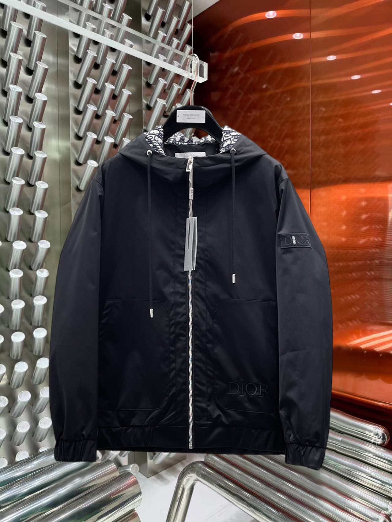 NO:774784,Dior official website, same style, complete with three labels, on sale in advance. 2026ss new spring men's jacket, original three labels, high-end version. Custom-made fabrics at the counter. Highly breathable and comfortable, impeccable details, brand element design concept, reflecting high quality. Delicate and soft feel. Casual tailoring, excellent upper body size. Size M~3XL, maximum wear 195 catties, dior, jackets & coats, jackets & coats,19860909迪奥官网同款,三标齐全,提前发售 2026ss开春新款男士夹克外套,原单三标齐全高端版本 专柜定制面料 透气舒适度高,细节无可挑剔,品牌元素设计理念,体现高品质.手感细腻柔软 呈现休闲裁剪,上身版型超赞 码数M～3XL,最大穿195斤,,dior,jackets & coats,jackets & coats,,Men's clothing