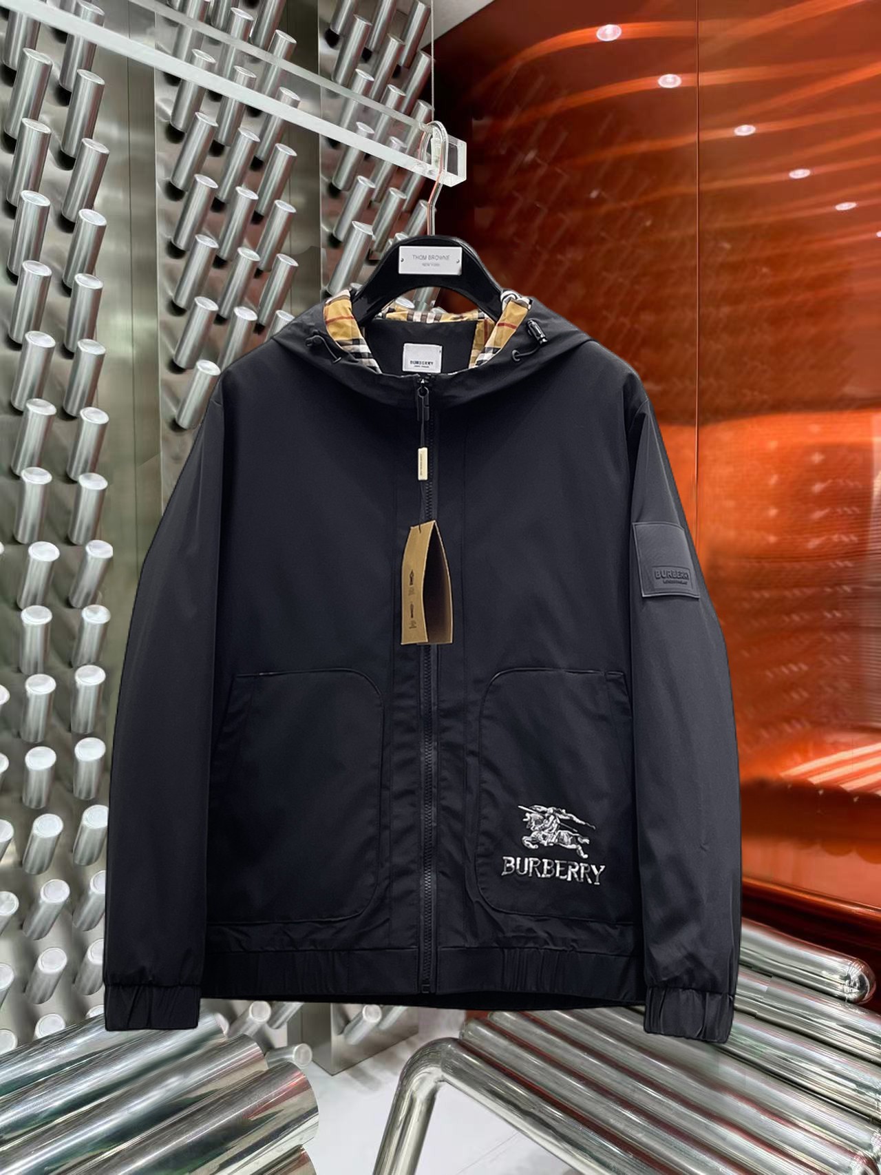 NO:774790,The same model on Burberry's official website, complete with three labels, on sale in advance. 2026ss new spring men's jacket, high-end version with complete three labels from the original order. Custom-made fabrics at the counter. Highly breathable and comfortable, impeccable details, brand element design concept, reflecting high quality. Delicate and soft feel. Casual tailoring, excellent upper body size. M～3XL, maximum wear 195 catties,,burberry,jackets & coats,jackets & coats,19860909巴宝莉官网同款,三标齐全,提前发售 2026ss开春新款男士夹克外套,原单三标齐全高端版本 专柜定制面料 透气舒适度高,细节无可挑剔,品牌元素设计理念,体现高品质.手感细腻柔软 呈现休闲裁剪,上身版型超赞 码数M～3XL,最大穿195斤,,burberry,jackets & coats,jackets & coats,,Men's clothing