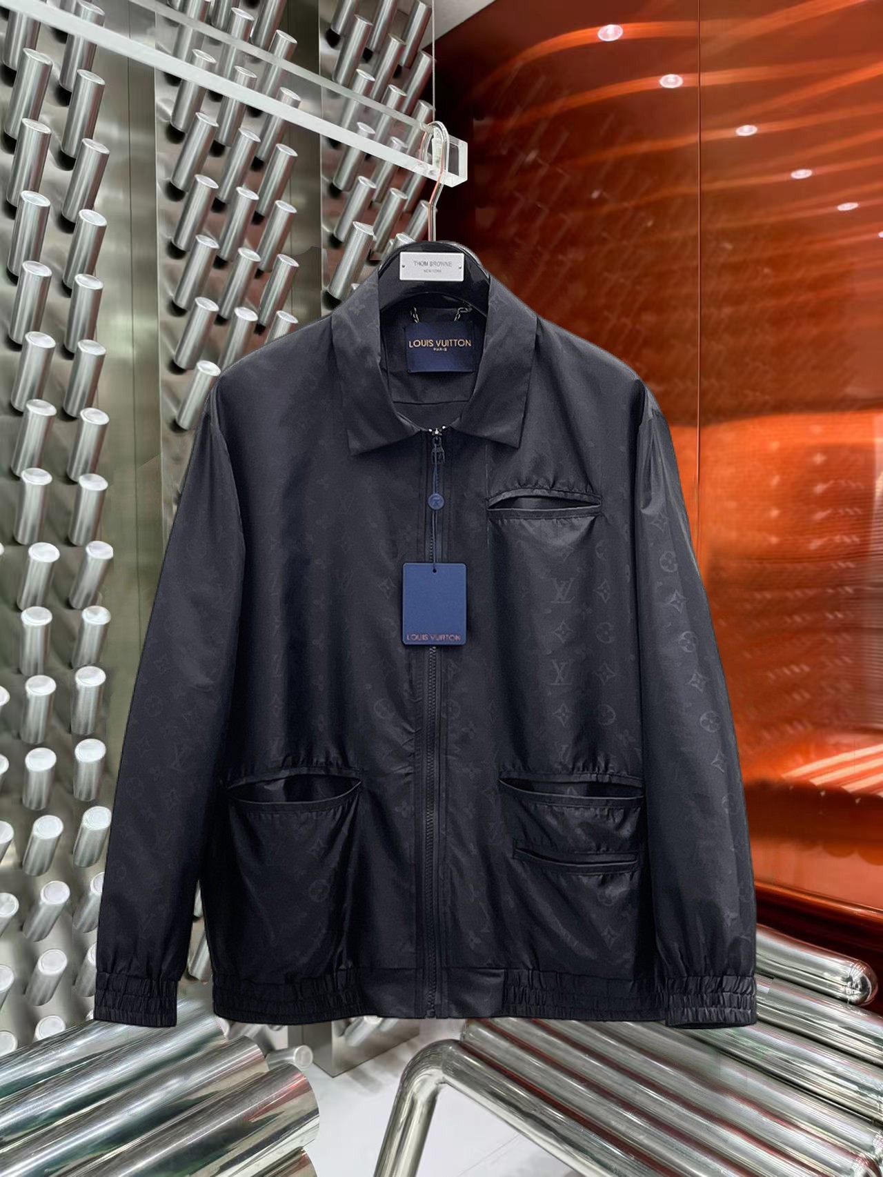 NO:774796,Same style as LV official website, complete with three labels, sold in advance. 2026ss new spring men's jacket, high-end version with complete three labels of the original order. Custom-made fabrics at the counter. Highly breathable and comfortable, impeccable details, brand element design concept, reflecting high quality. Delicate and soft feel. Casual tailoring, excellent upper body size. Size M～3XL, maximum wearing capacity is 195 catties. Louis vuitton, jackets & coats,jackets & coats,19860909LV官网同款,三标齐全,提前发售 2026ss开春新款男士夹克外套,原单三标齐全高端版本 专柜定制面料 透气舒适度高,细节无可挑剔,品牌元素设计理念,体现高品质.手感细腻柔软 呈现休闲裁剪,上身版型超赞 码数M～3XL,最大穿195斤,,louis vuitton,jackets & coats,jackets & coats,,Men's clothing