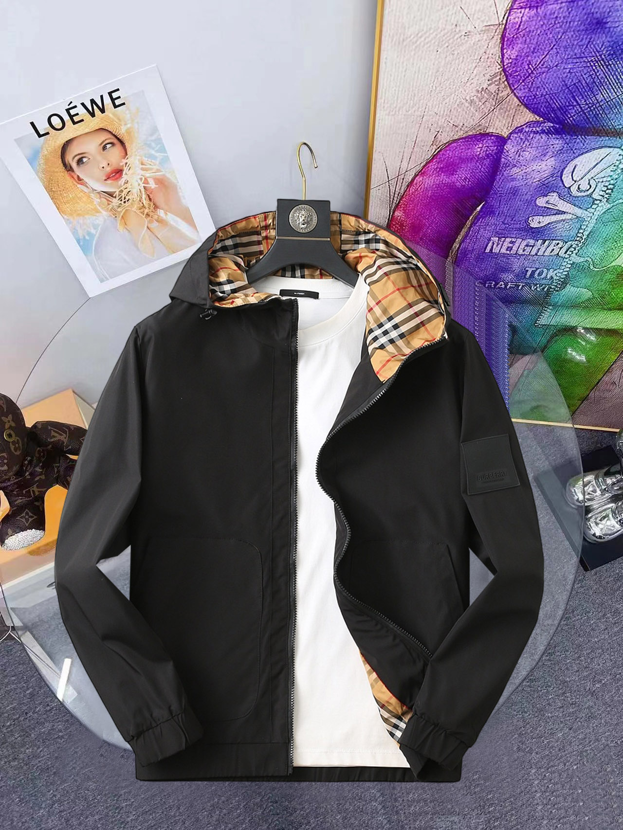 NO:648324,The same model on Burberry's official website, complete with three labels, on sale in advance. 2025ss new autumn men's jacket, reversible original single, complete with three labels, high-end version. Custom-made fabrics at the counter. Highly breathable and comfortable, impeccable details, brand element design concept, reflecting high quality. Delicate and soft feel. Casual tailoring, excellent upper body shape. Size M~3XL, maximum wear 195 catties,,burberry,jackets & coats,jackets & coats,alexander wang19860909巴宝莉官网同款,三标齐全,提前发售 2025ss开秋新款男士夹克外套,双面穿原单三标齐全高端版本 专柜定制面料 透气舒适度高,细节无可挑剔,品牌元素设计理念,体现高品质.手感细腻柔软 呈现休闲裁剪,上身版型超赞 码数M～3XL,最大穿195斤,,burberry,jackets & coats,jackets & coats,alexander wang,Men's clothing