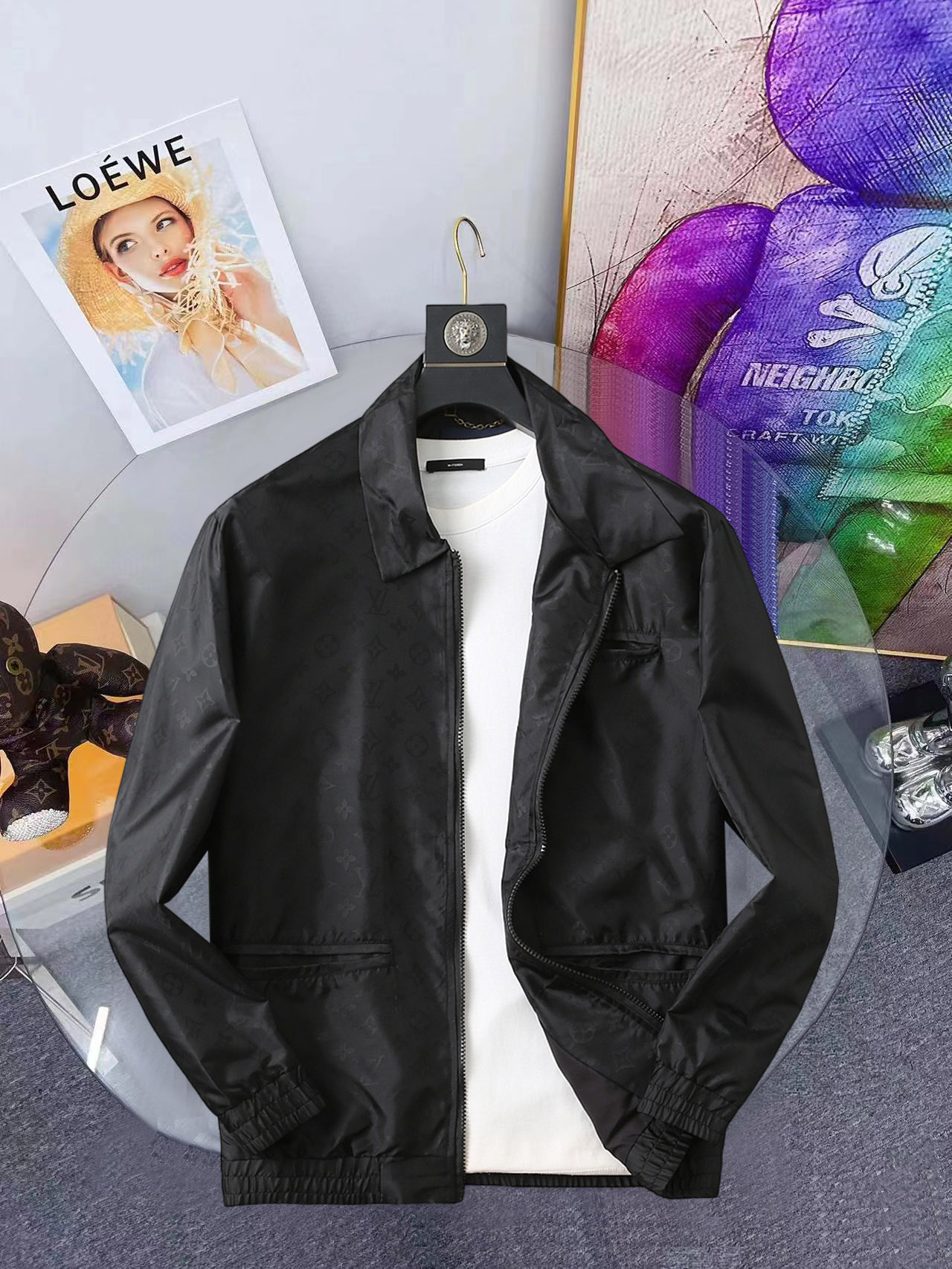 NO:648330,Same style as LV official website, complete with three labels, on sale in advance. 2025ss new autumn men's jacket, double-sided original single with three labels, high-end version. Custom-made fabrics at the counter. Highly breathable and comfortable, impeccable details, brand element design concept, reflecting high quality. Delicate and soft feel. Casual tailoring, excellent upper body shape. Size M～3XL, maximum wearing capacity is 195 pounds. Louis vuitton, jackets & coats, jackets & coats, alexander  wang19860909LV官网同款,三标齐全,提前发售 2025ss开秋新款男士夹克外套,双面穿原单三标齐全高端版本 专柜定制面料 透气舒适度高,细节无可挑剔,品牌元素设计理念,体现高品质.手感细腻柔软 呈现休闲裁剪,上身版型超赞 码数M～3XL,最大穿195斤,,louis vuitton,jackets & coats,jackets & coats,alexander wang,Men's clothing