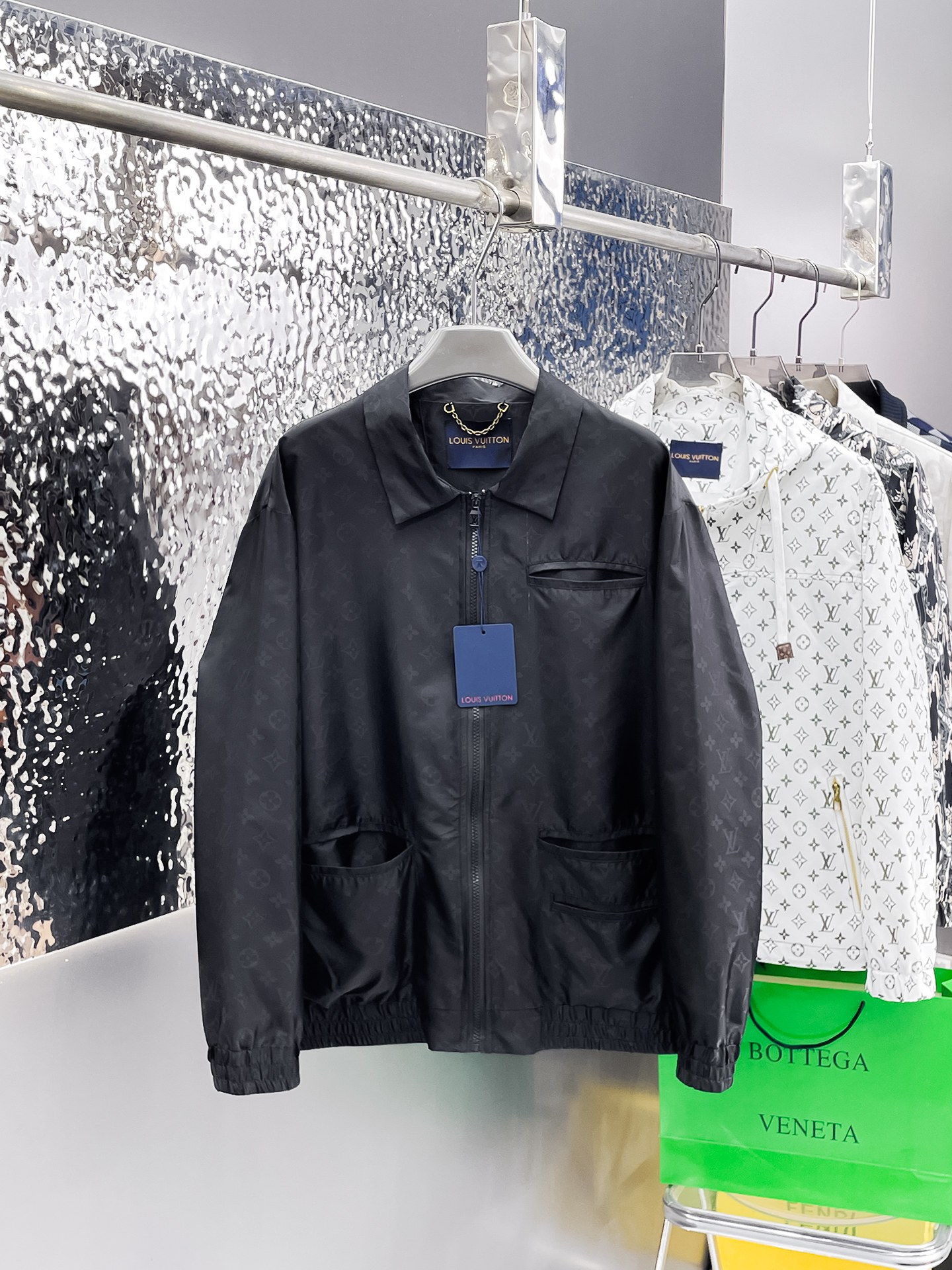 NO:135049,The same model on the official website of LV, released in advance!  SS New Men's Jacket at the Spring Festival, the original single three-standard high-end version!  With hidden hat, customized fabric for counter, high breathability and comfort, impeccable details, brand element design concept, reflecting high quality. The feel is delicate and soft!  It is casually cut, with a great upper body style!  The number of code M~3XL, the maximum wear is 195 catties.,,louis vuitton, jackets & coats, jackets & coats,hats,alexander wang19860909LV 官网同款,提前发售！ss开春新款男士夹克外套,原单三标齐全高端版本！带隐藏帽,专柜定制面料 透气舒适度高,细节无可挑剔,品牌元素设计理念,体现高品质.手感细腻柔软！呈现休闲裁剪,上身版型超赞！码数M～3XL,最大穿195斤.,,louis vuitton,jackets & coats,jackets & coats,hats,alexander wang,Men's clothing