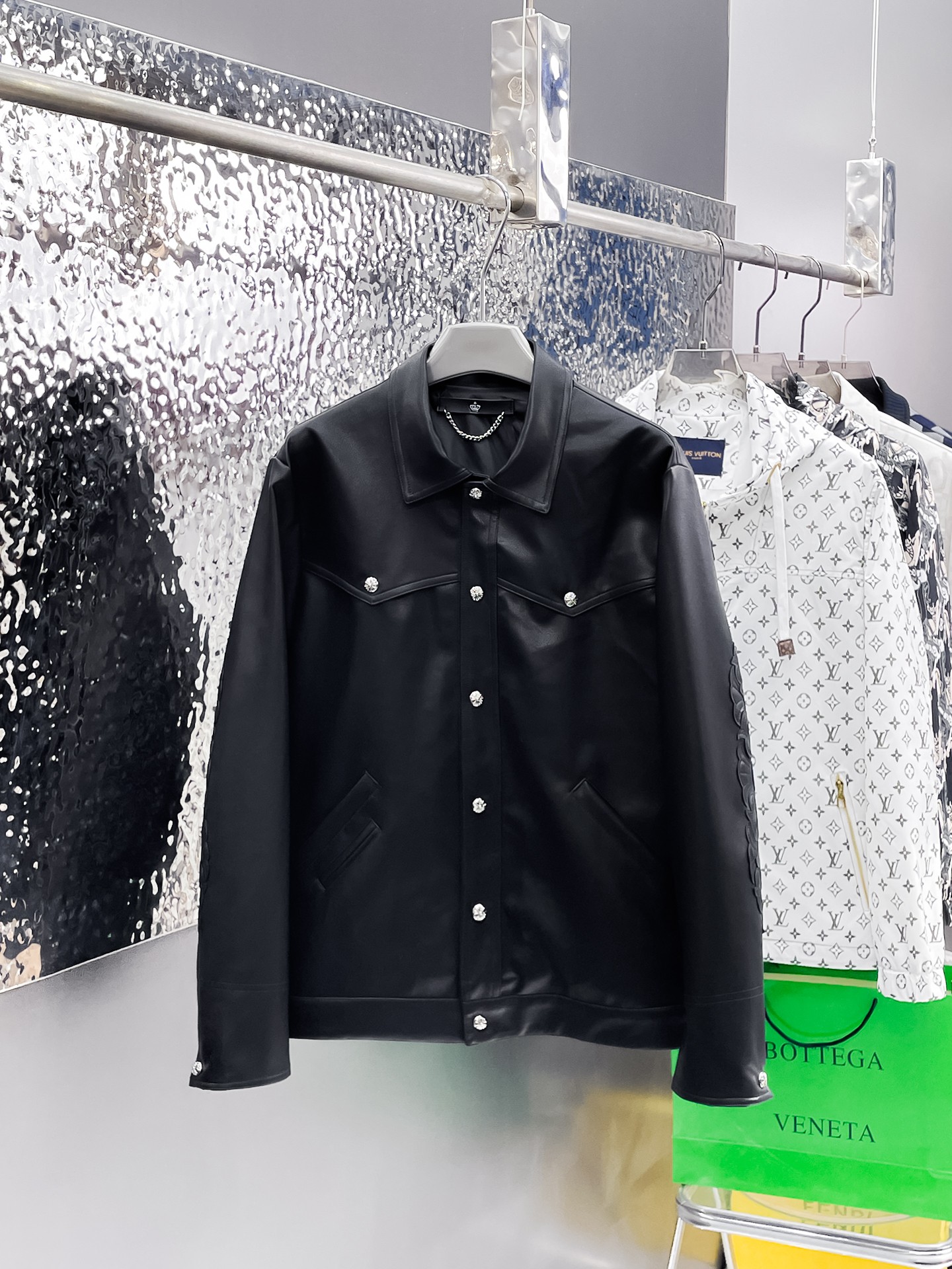 NO:135051,The same model on the official website of LV, released in advance!  SS New Men's Leather Jacket Jacket at the Spring Festival, the original three-standard full high-end version!  With hidden hat, customized fabric for counter, high breathability and comfort, impeccable details, brand element design concept, reflecting high quality. The feel is delicate and soft!  It is casually cut, with a great upper body style!  Number of code M~3XL, maximum wear 195 catties., louis vuitton, jackets & coats, jackets & coats, leather jacket, hats, alexander wang19860909LV 官网同款,提前发售！ss开春新款男士皮衣夹克外套,原单三标齐全高端版本！带隐藏帽,专柜定制面料 透气舒适度高,细节无可挑剔,品牌元素设计理念,体现高品质.手感细腻柔软！呈现休闲裁剪,上身版型超赞！码数M～3XL,最大穿195斤.,,louis vuitton,jackets & coats,jackets & coats,leather jacket,hats,alexander wang,Men's clothing