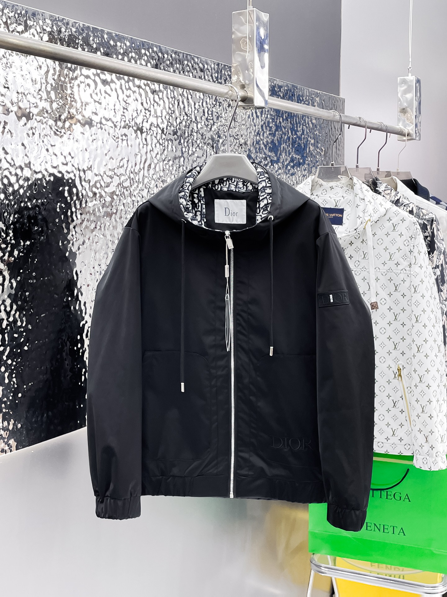 NO:135053,Dior's official website is the same model, released in advance!  SS New Men's Jacket at the Spring Festival, the original single three-standard high-end version!  With hidden hat, customized fabric for counter, high breathability and comfort, impeccable details, brand element design concept, reflecting high quality. The feel is delicate and soft!  It is casually cut, with a great upper body style!  The size M~3XL, the maximum wear is 195 catties.,dior, jackets & coats, jackets & coats,hats,alexander wang19860909迪奥 官网同款,提前发售！ss开春新款男士夹克外套,原单三标齐全高端版本！带隐藏帽,专柜定制面料 透气舒适度高,细节无可挑剔,品牌元素设计理念,体现高品质.手感细腻柔软！呈现休闲裁剪,上身版型超赞！码数M～3XL,最大穿195斤.,,dior,jackets & coats,jackets & coats,hats,alexander wang,Men's clothing