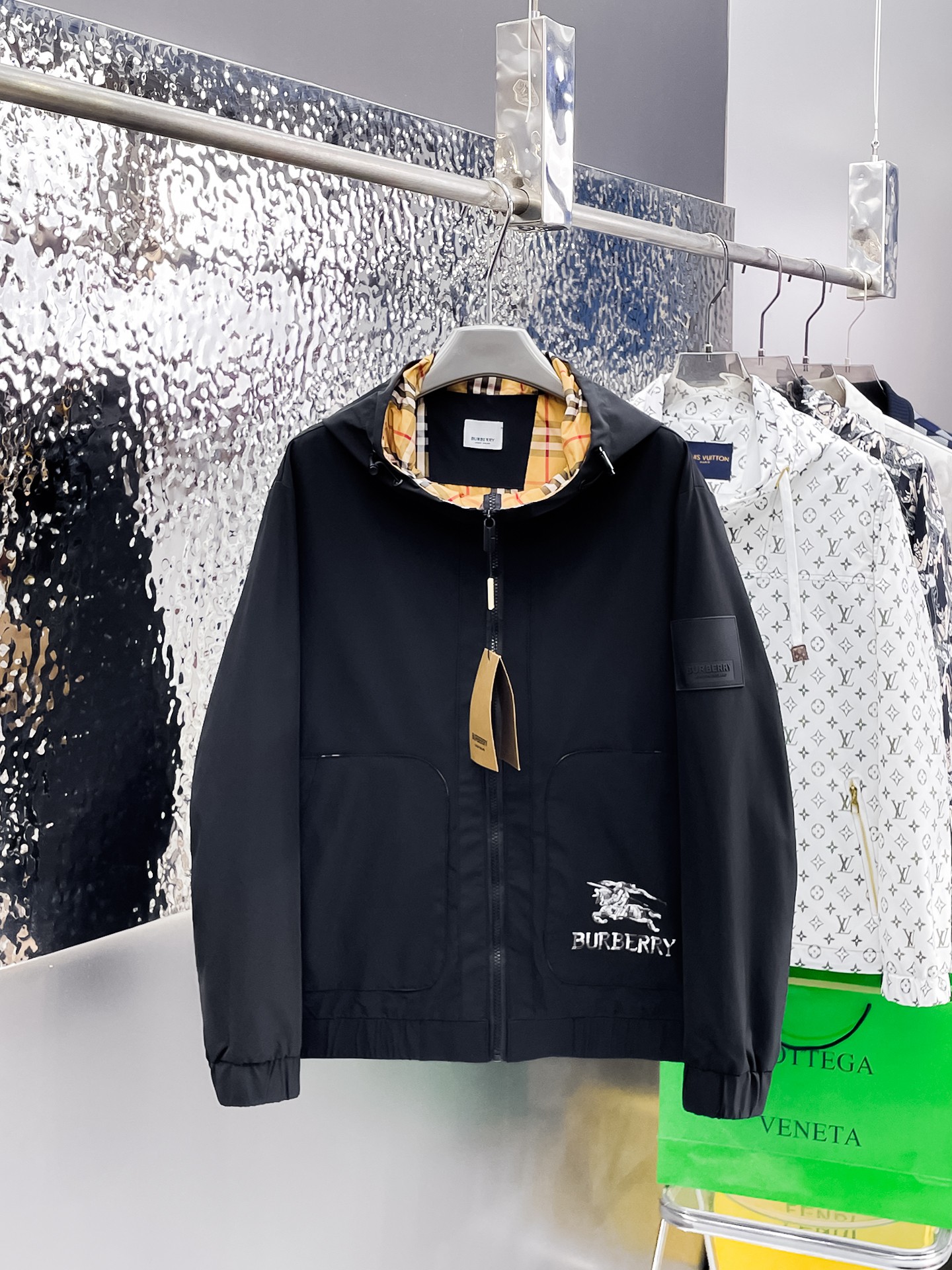 NO:135055,Burberry's official website is the same model, released in advance!  SS New Men's Jacket at the Spring Festival, the original single three-standard high-end version!  With hidden hat, customized fabric for counter, high breathability and comfort, impeccable details, brand element design concept, reflecting high quality. The feel is delicate and soft!  It is casually cut, with a great upper body style!  The size M~3XL, the maximum wear is 195 catties., burberry, jackets & coats, jackets & coats, hats, alexander wang19860909巴宝莉 官网同款,提前发售！ss开春新款男士夹克外套,原单三标齐全高端版本！带隐藏帽,专柜定制面料 透气舒适度高,细节无可挑剔,品牌元素设计理念,体现高品质.手感细腻柔软！呈现休闲裁剪,上身版型超赞！码数M～3XL,最大穿195斤.,,burberry,jackets & coats,jackets & coats,hats,alexander wang,Men's clothing