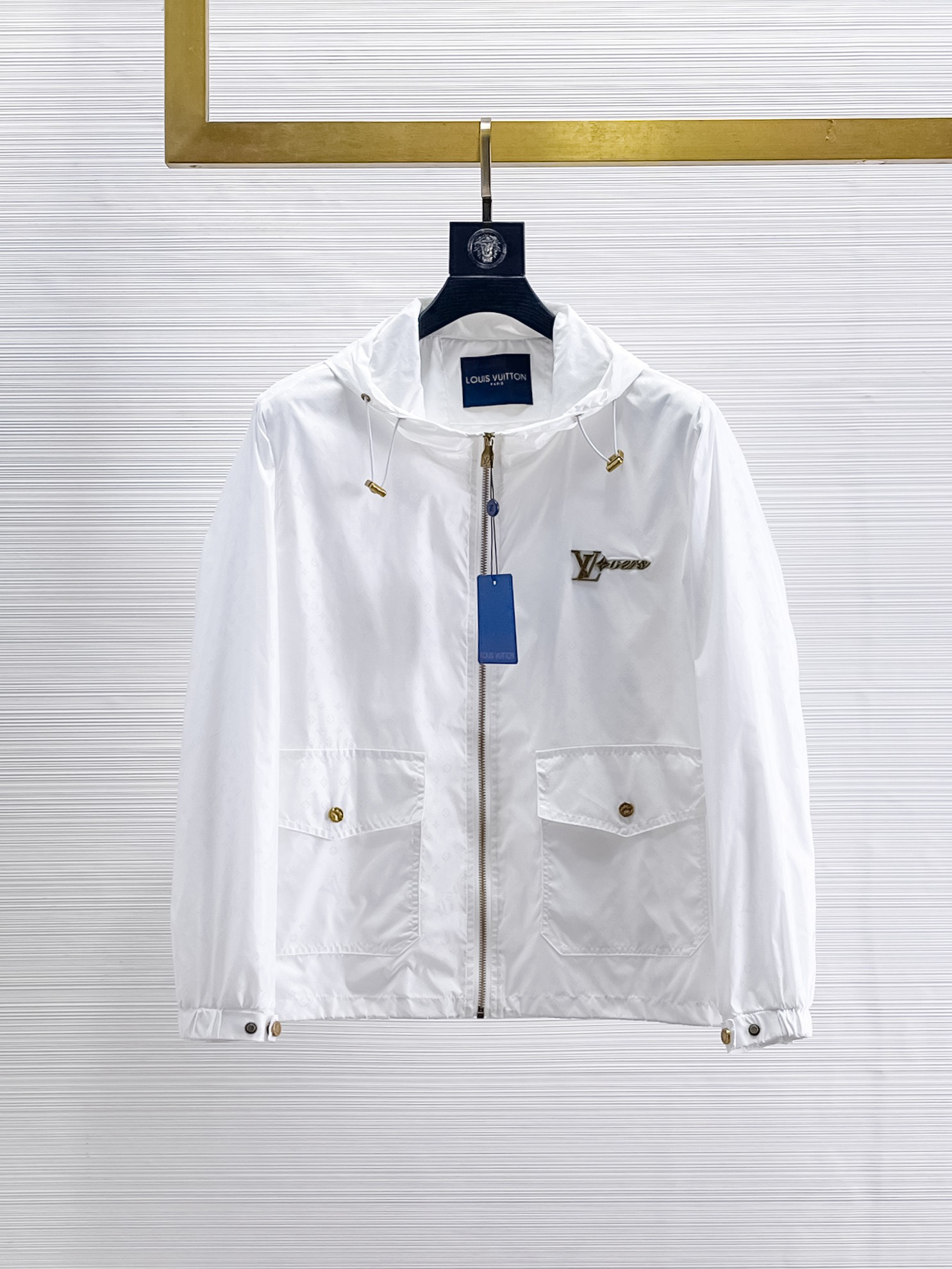 NO:869277,Same style as on LV official website, on sale in advance!  2026ss new spring men's jackets, original high-end version with three standards!  With hidden hood, custom-made fabrics at the counter, highly breathable and comfortable, impeccable details, brand element design concept, reflecting high quality. It feels delicate and soft!  It presents a casual cut and the upper body shape is awesome!  Size M～3XL, maximum wear is 195kg.,,louis vuitton,jackets & coats,jackets & coats,hats,19860909LV 官网同款,提前发售！2026ss开春新款男士夹克外套,原单三标齐全高端版本！带隐藏帽,专柜定制面料 透气舒适度高,细节无可挑剔,品牌元素设计理念,体现高品质.手感细腻柔软！呈现休闲裁剪,上身版型超赞！码数M～3XL,最大穿195斤.,,louis vuitton,jackets & coats,jackets & coats,hats,,Men's clothing