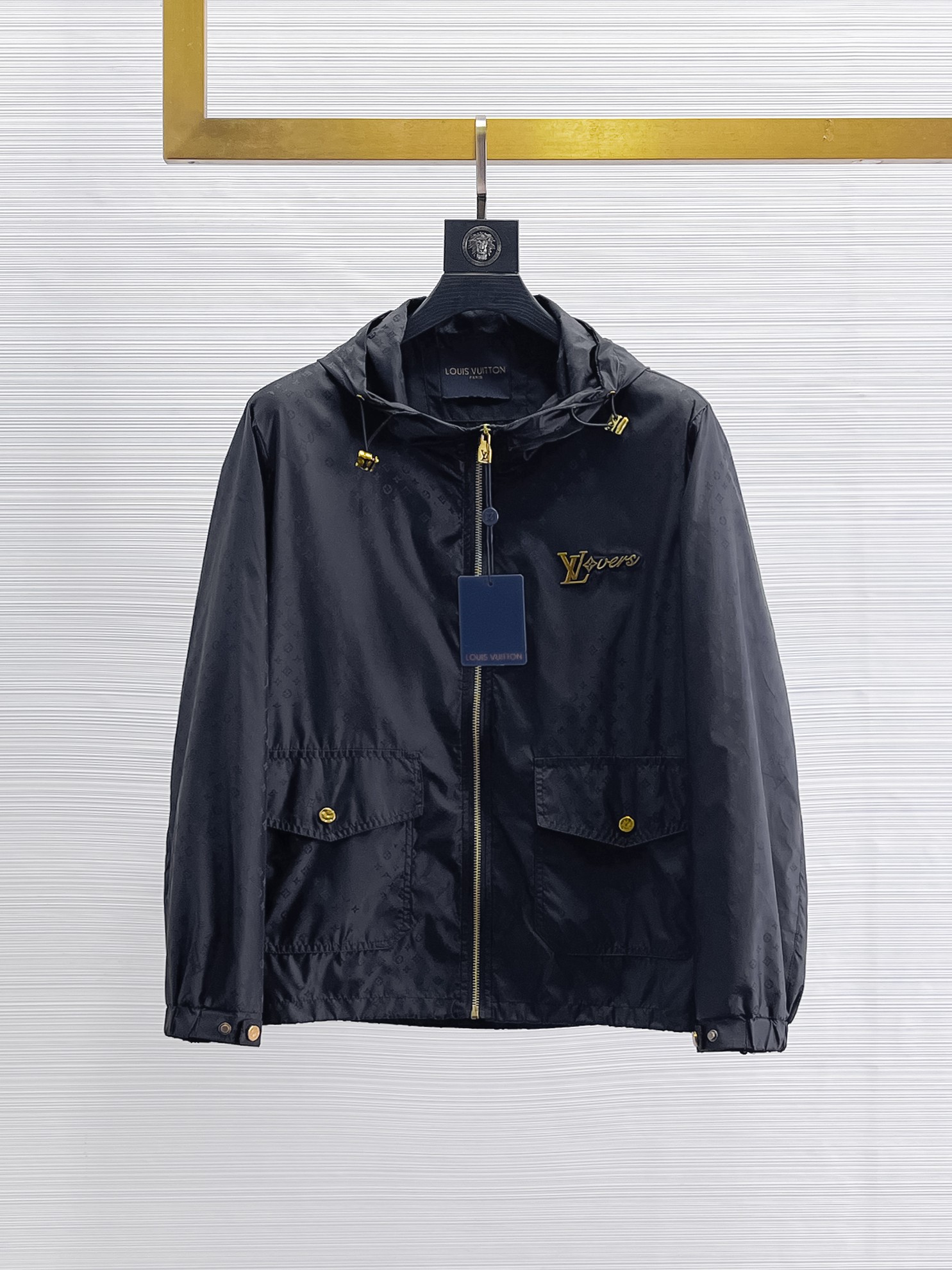NO:869183,Same style as on LV official website, on sale in advance!  2026ss new spring men's jackets, original high-end version with three standards!  With hidden hood, custom-made fabrics at the counter, highly breathable and comfortable, impeccable details, brand element design concept, reflecting high quality. It feels delicate and soft!  It presents a casual cut and the upper body shape is awesome!  Size M～3XL, maximum wear is 195kg.,,louis vuitton,jackets & coats,jackets & coats,hats,19860909LV 官网同款,提前发售！2026ss开春新款男士夹克外套,原单三标齐全高端版本！带隐藏帽,专柜定制面料 透气舒适度高,细节无可挑剔,品牌元素设计理念,体现高品质.手感细腻柔软！呈现休闲裁剪,上身版型超赞！码数M～3XL,最大穿195斤.,,louis vuitton,jackets & coats,jackets & coats,hats,,Men's clothing