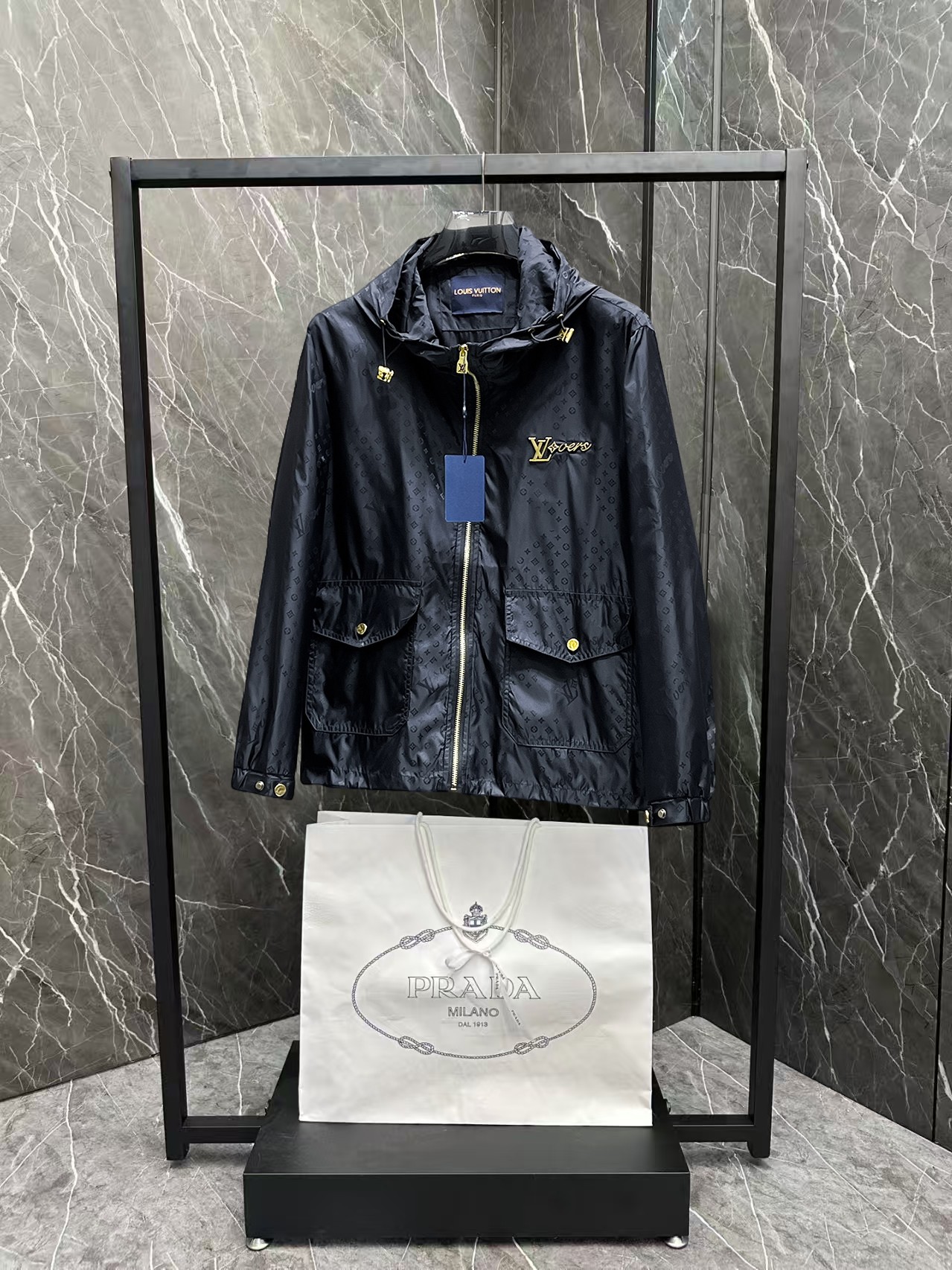 NO:137364,The same model on the official website of LV, released in advance!  2025ss Spring New Men's Jacket, original single three-standard full high-end version!  With hidden hat, customized fabric for counter, high breathability and comfort, impeccable details, brand element design concept, reflecting high quality. The feel is delicate and soft!  It is casually cut, with a great upper body style!  The number of code M~3XL, the maximum wear is 195 catties.,,louis vuitton, jackets & coats, jackets & coats,hats,alexander wang19860909LV 官网同款,提前发售！2025ss开春新款男士夹克外套,原单三标齐全高端版本！带隐藏帽,专柜定制面料 透气舒适度高,细节无可挑剔,品牌元素设计理念,体现高品质.手感细腻柔软！呈现休闲裁剪,上身版型超赞！码数M～3XL,最大穿195斤.,,louis vuitton,jackets & coats,jackets & coats,hats,alexander wang,Men's clothing