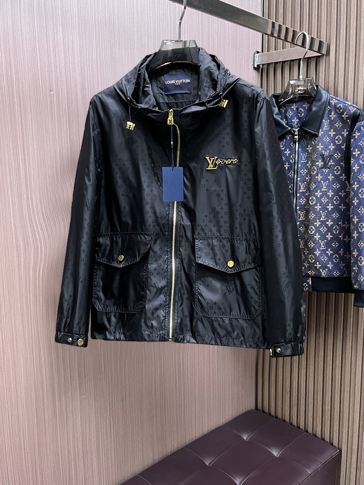 NO:141990,The same model on the official website of LV, released in advance!  2025ss Spring New Men's Jacket, original single three-standard full high-end version!  With hidden hat, customized fabric for counter, high breathability and comfort, impeccable details, brand element design concept, reflecting high quality. The feel is delicate and soft!  It is casually cut, with a great upper body style!  The number of code M~3XL, the maximum wear is 195 catties.,,louis vuitton, jackets & coats, jackets & coats,hats,alexander wang19860909LV 官网同款,提前发售！2025ss开春新款男士夹克外套,原单三标齐全高端版本！带隐藏帽,专柜定制面料 透气舒适度高,细节无可挑剔,品牌元素设计理念,体现高品质.手感细腻柔软！呈现休闲裁剪,上身版型超赞！码数M～3XL,最大穿195斤.,,louis vuitton,jackets & coats,jackets & coats,hats,alexander wang,Men's clothing