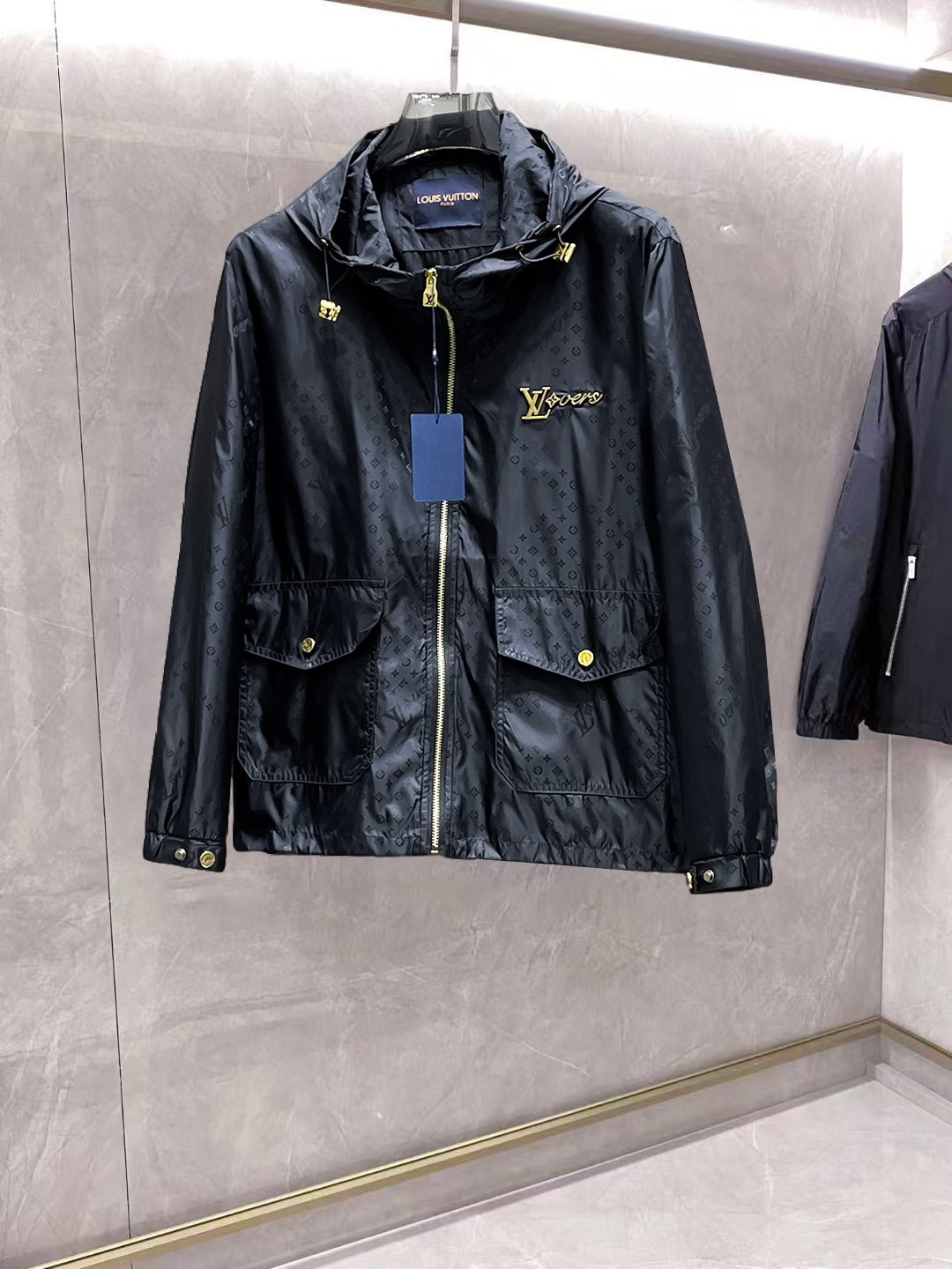 NO:862182,Same style as on LV official website, on sale in advance!  2026ss new spring men's jackets, original high-end version with three standards!  With hidden hood, custom-made fabrics at the counter, highly breathable and comfortable, impeccable details, brand element design concept, reflecting high quality. It feels delicate and soft!  It presents a casual cut and the upper body shape is awesome!  Size M～3XL, maximum wear is 195kg.,,louis vuitton,jackets & coats,jackets & coats,hats,19860909LV 官网同款,提前发售！2026ss开春新款男士夹克外套,原单三标齐全高端版本！带隐藏帽,专柜定制面料 透气舒适度高,细节无可挑剔,品牌元素设计理念,体现高品质.手感细腻柔软！呈现休闲裁剪,上身版型超赞！码数M～3XL,最大穿195斤.,,louis vuitton,jackets & coats,jackets & coats,hats,,Men's clothing